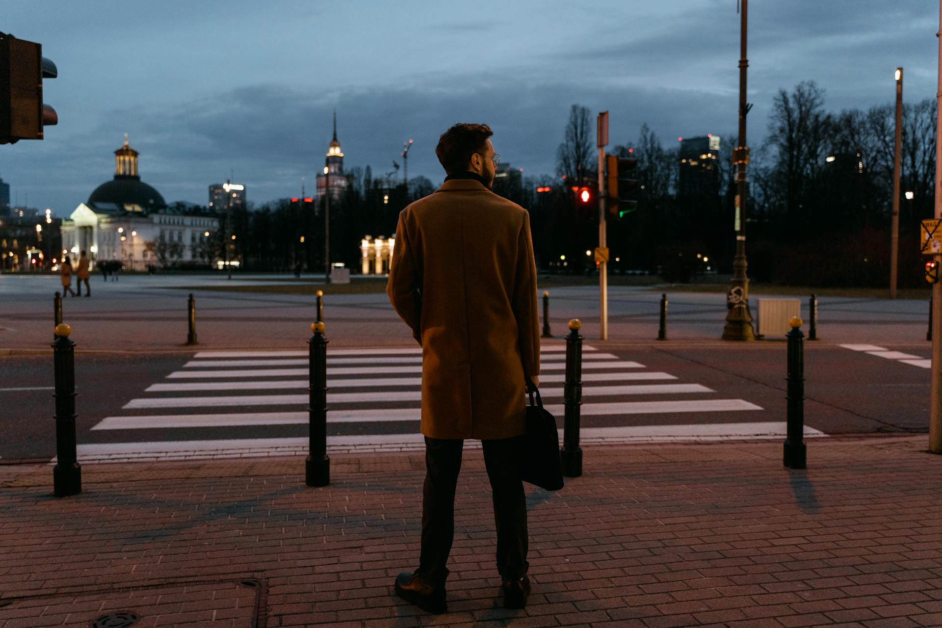 Un homme debout à l'extérieur | Source : Pexels