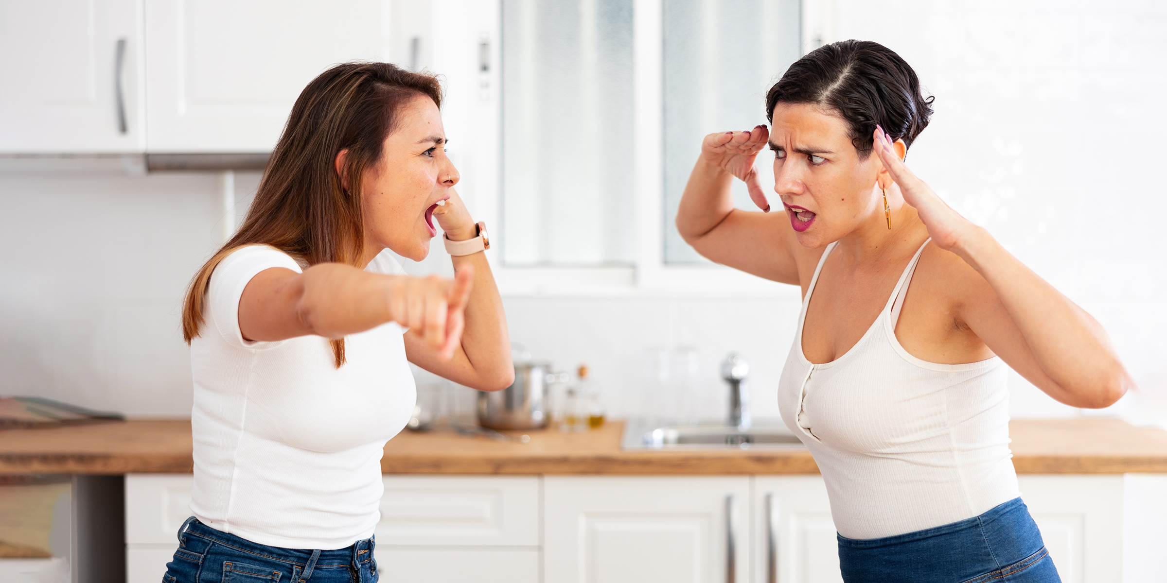 Deux femmes qui se disputent dans une cuisine | Source : Shutterstock