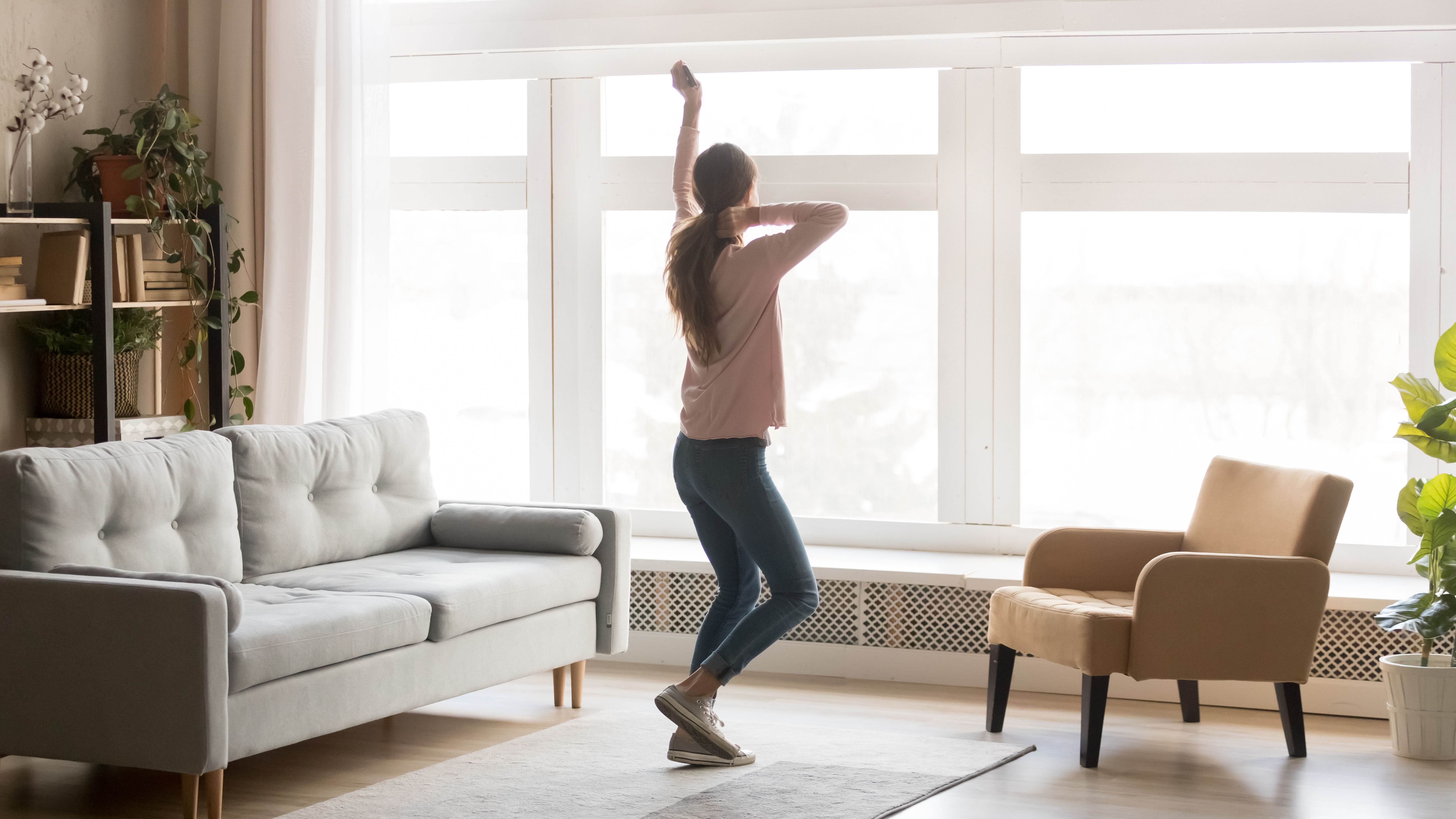 Une femme qui danse dans une nouvelle maison | Source : Shutterstock