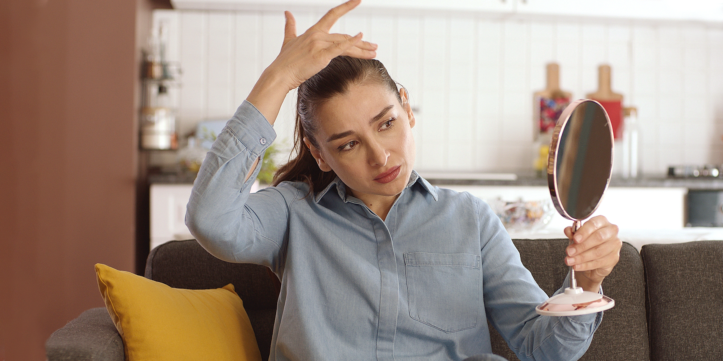 Une femme se regardant dans un miroir | Source : Shutterstock