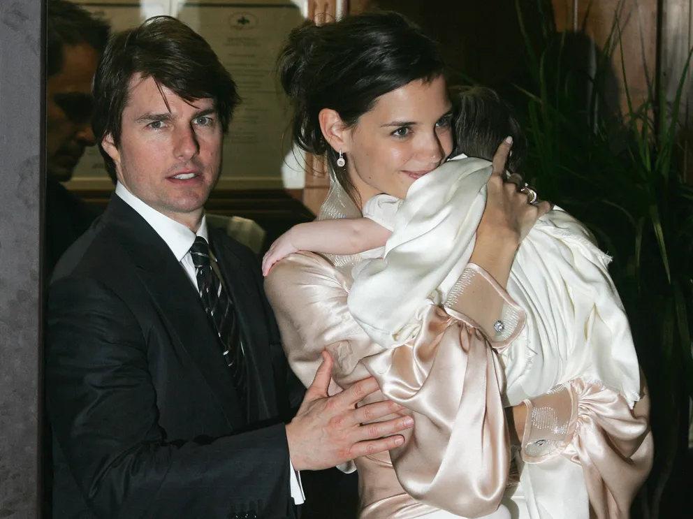 Tom Cruise et Katie Holmes, tenant leur fille Suri, quittent un restaurant le 17 novembre 2006 à Rome, en Italie. | Source : Getty Images