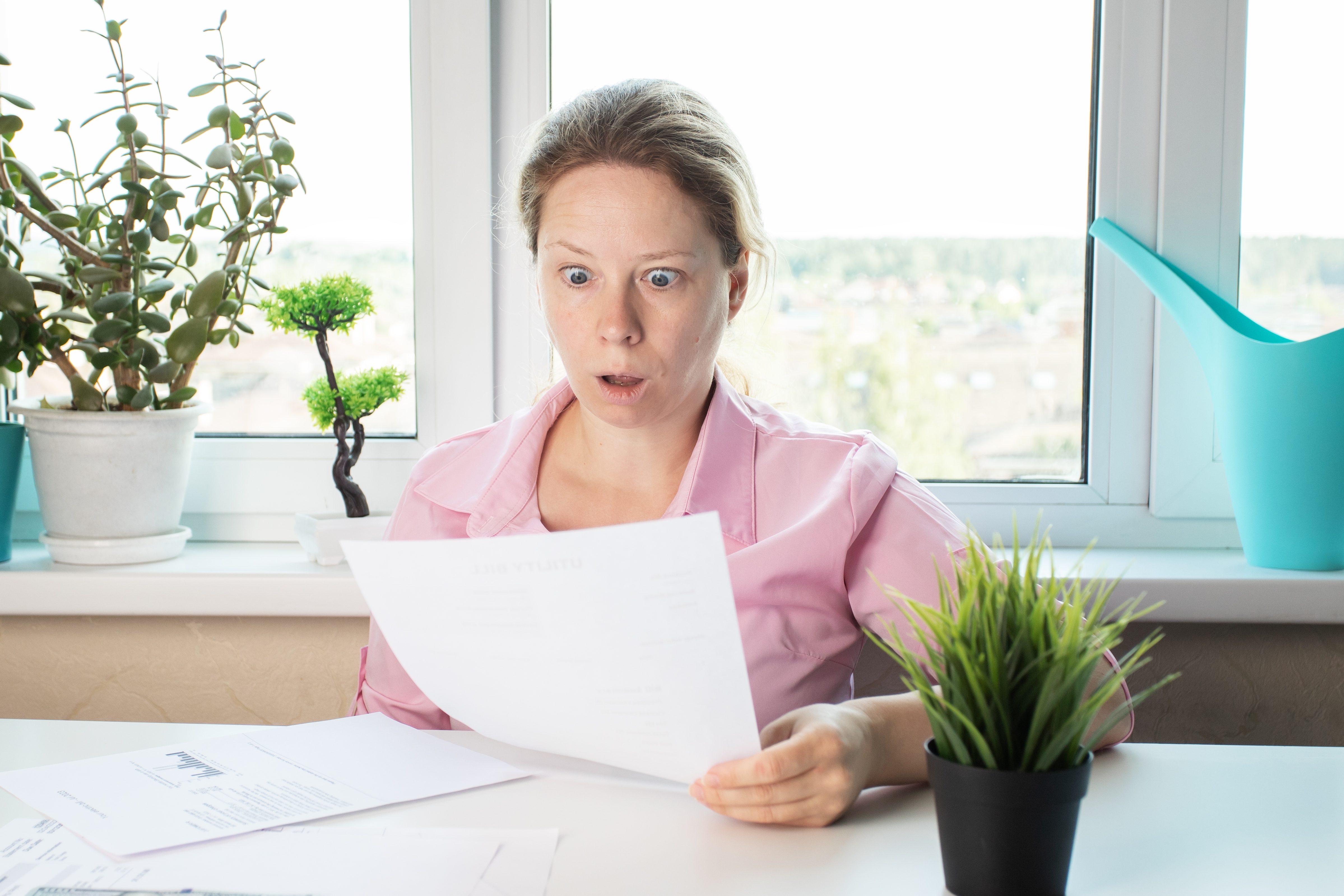 Une femme choquée lisant une lettre | Source : Shutterstock