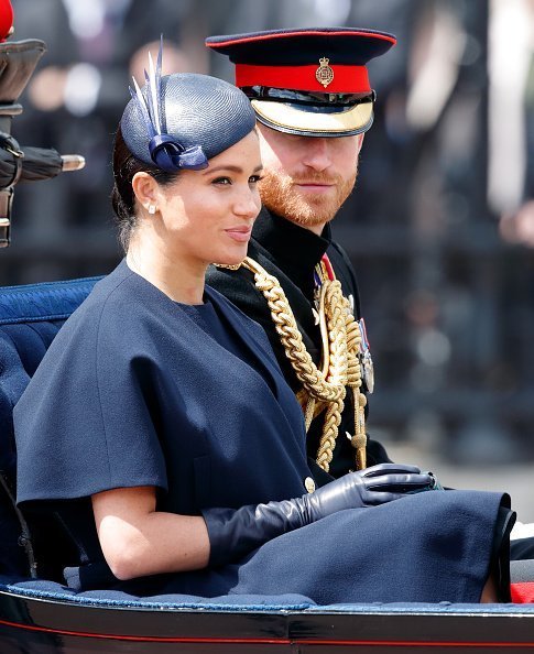 Meghan et le prince Harry descendent le centre commercial en calèche pendant Trooping The Colour, le défilé annuel de l'anniversaire de la Reine | Photo : Getty Images