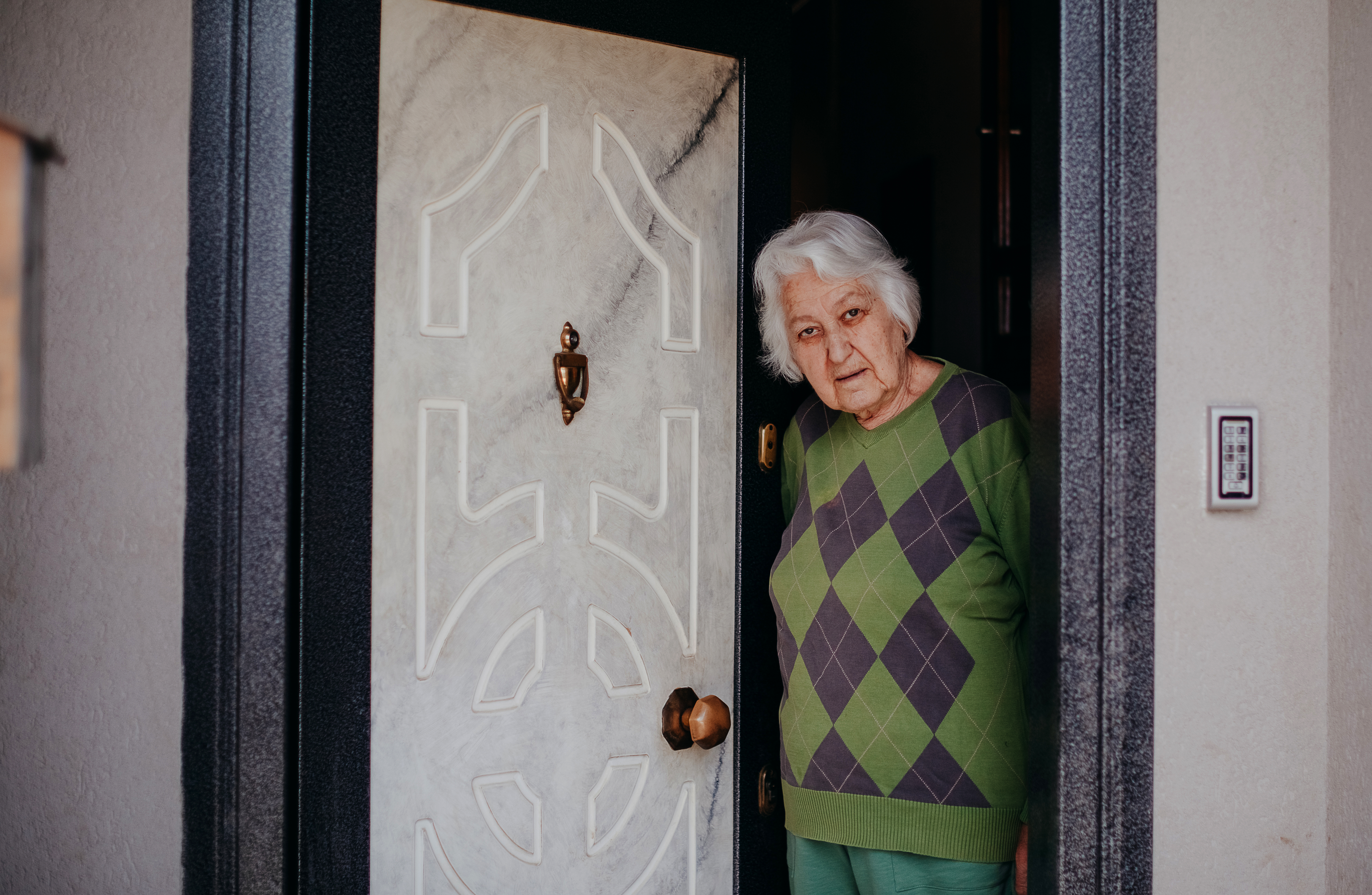 Une femme debout près d'une porte ouverte | Source : Getty Images