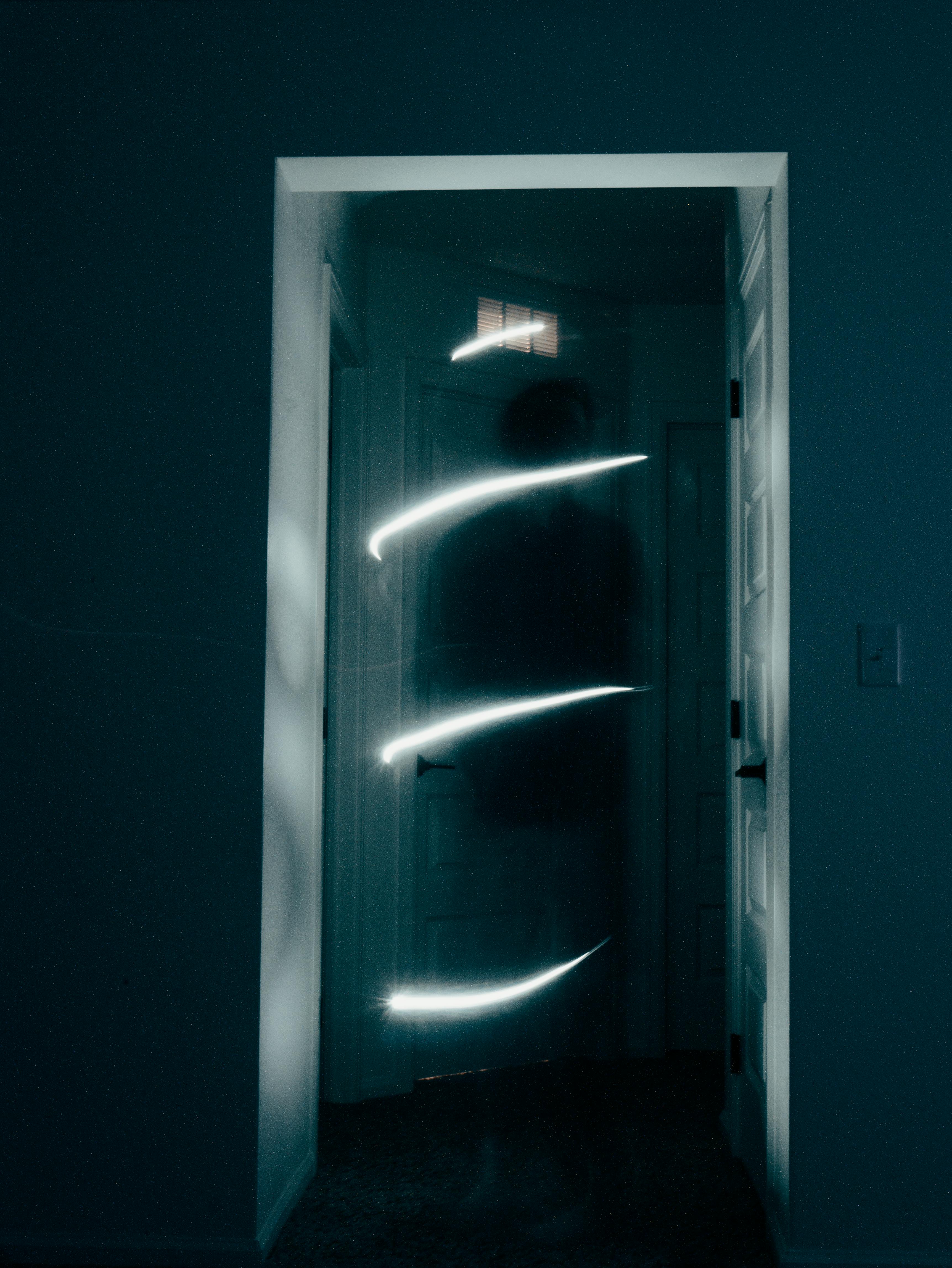Un cadre de porte montrant un couloir sombre | Source : Pexels