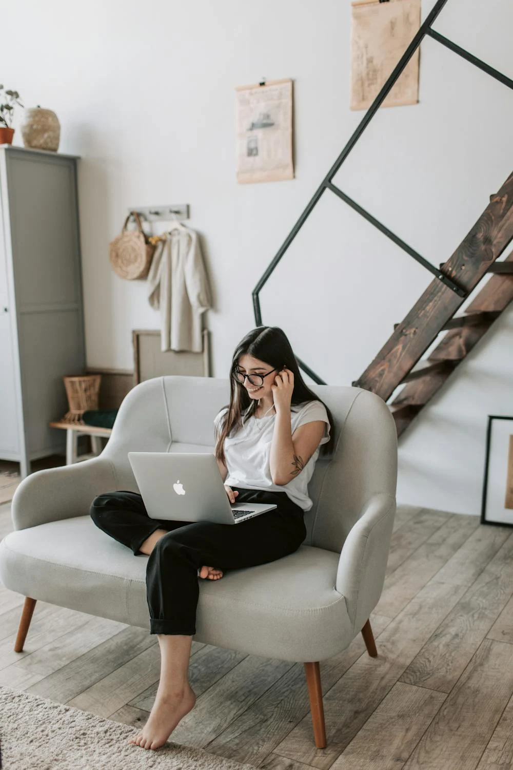 Une femme excitée qui regarde son ordinateur portable | Source : Pexels