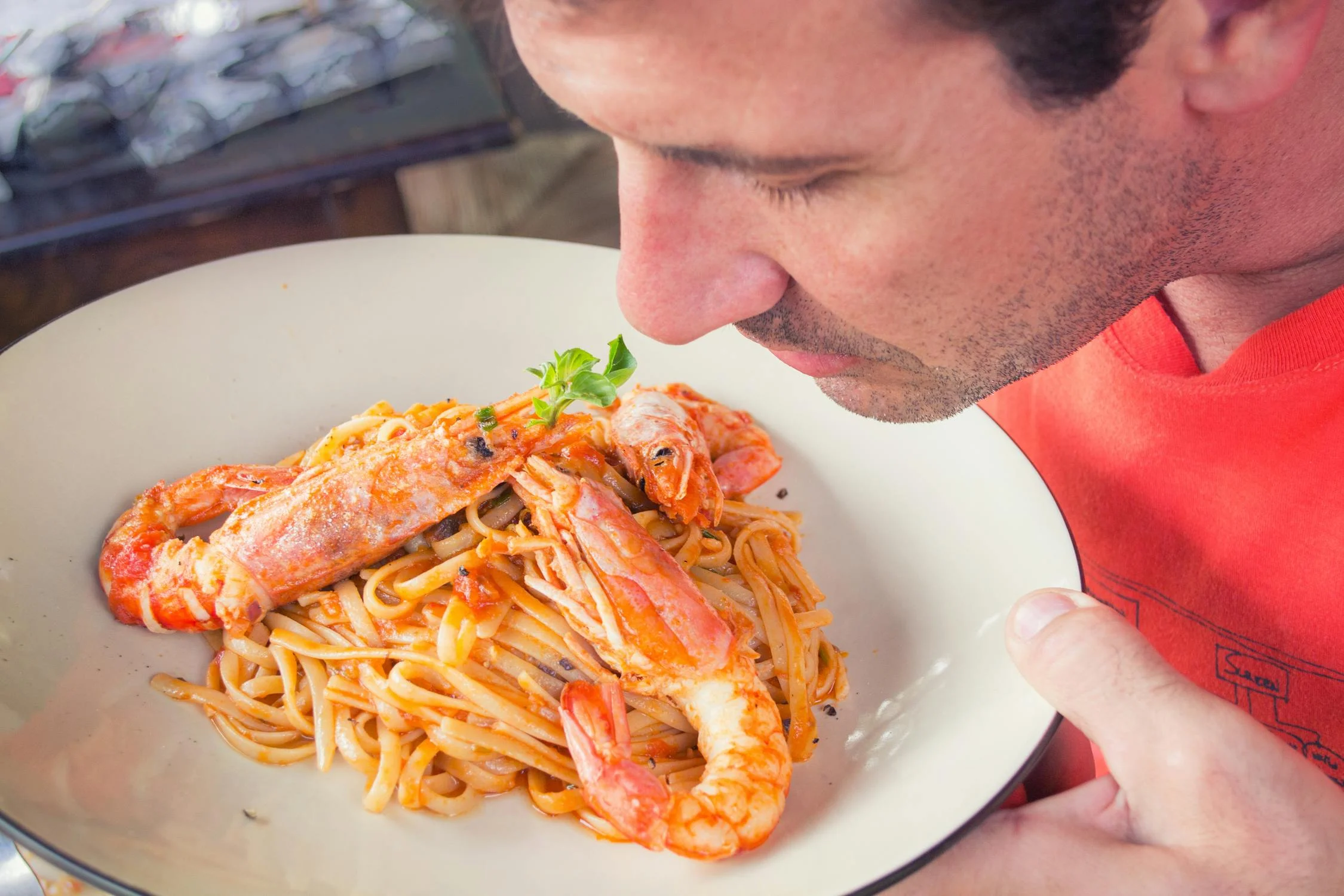 Un homme qui renifle des pâtes | Source : Pexels