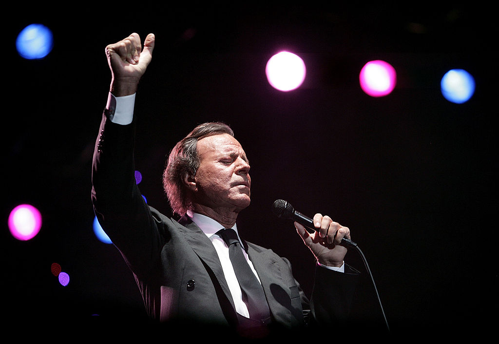 Le chanteur Julio Iglesias se produit en concert à l'hôtel Constantia Uitsig Hotel and Spa le 24 janvier 2008 au Cap, en Afrique du Sud I Source : Getty Images