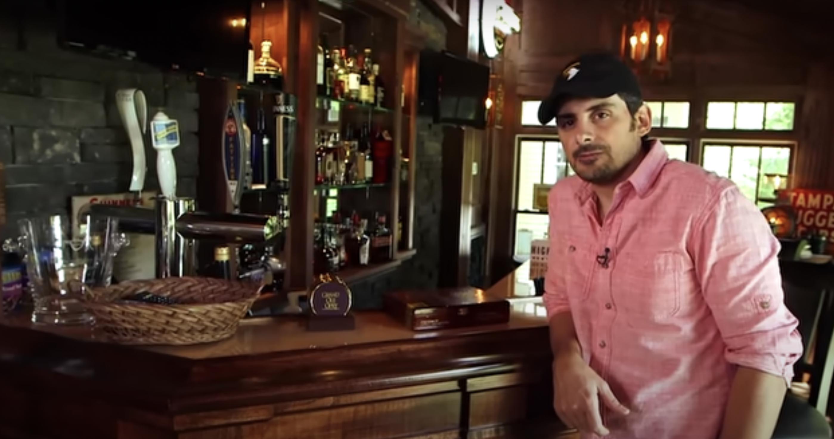 Brad Paisley pose dans sa maison, en date du 12 septembre 2014 | Source : YouTube/@People