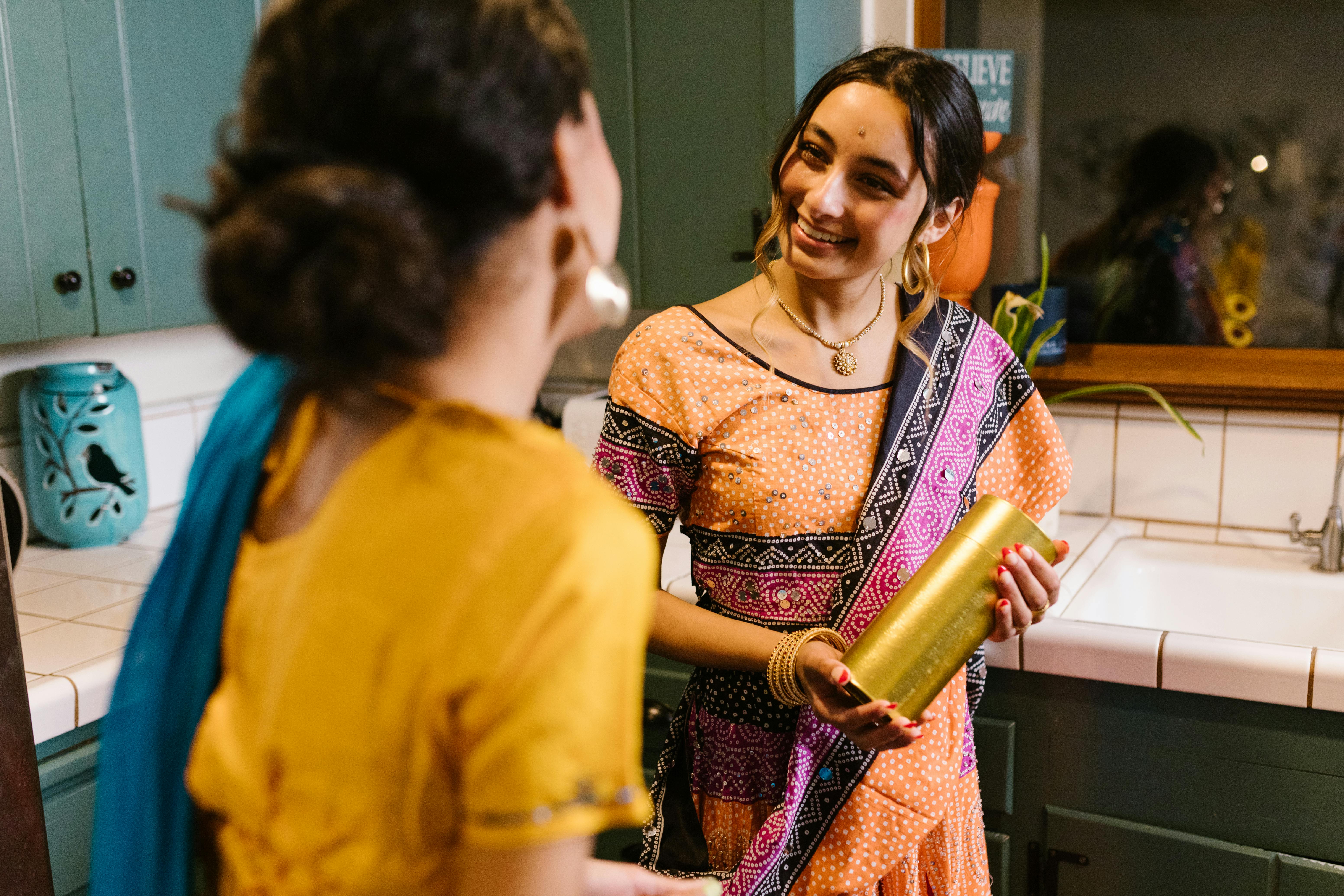 Une femme souriante qui parle à son amie | Source : Pexels