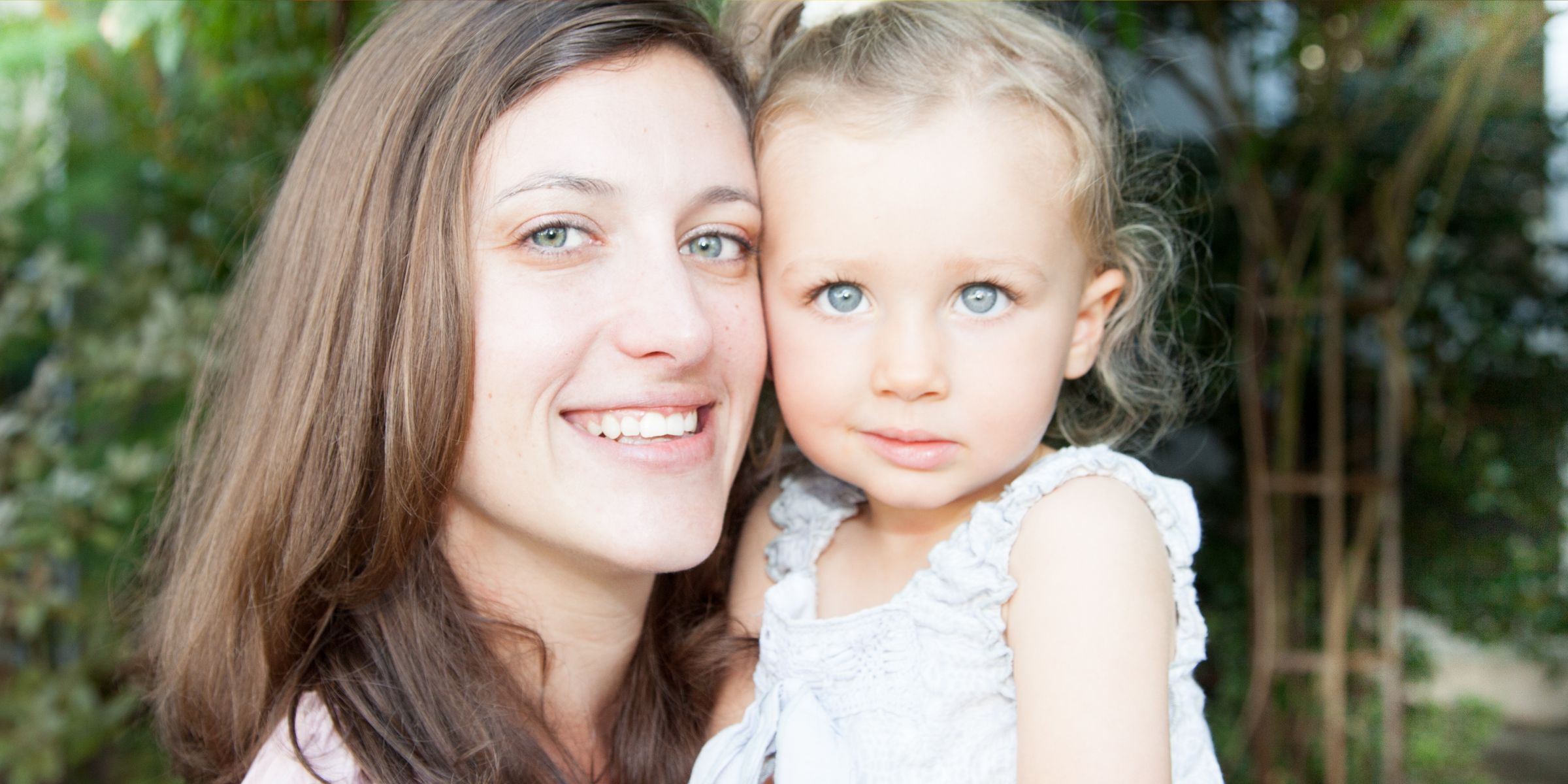 Une femme avec sa petite fille | Source : Shutterstock