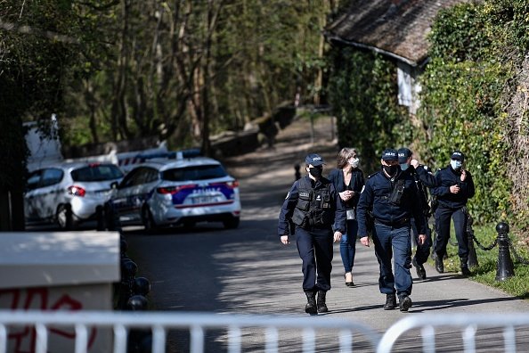 Des policiers bouclent la zone près de la maison de Bernard Tapie et de sa femme Dominique Tapie. | Photo : Getty Images