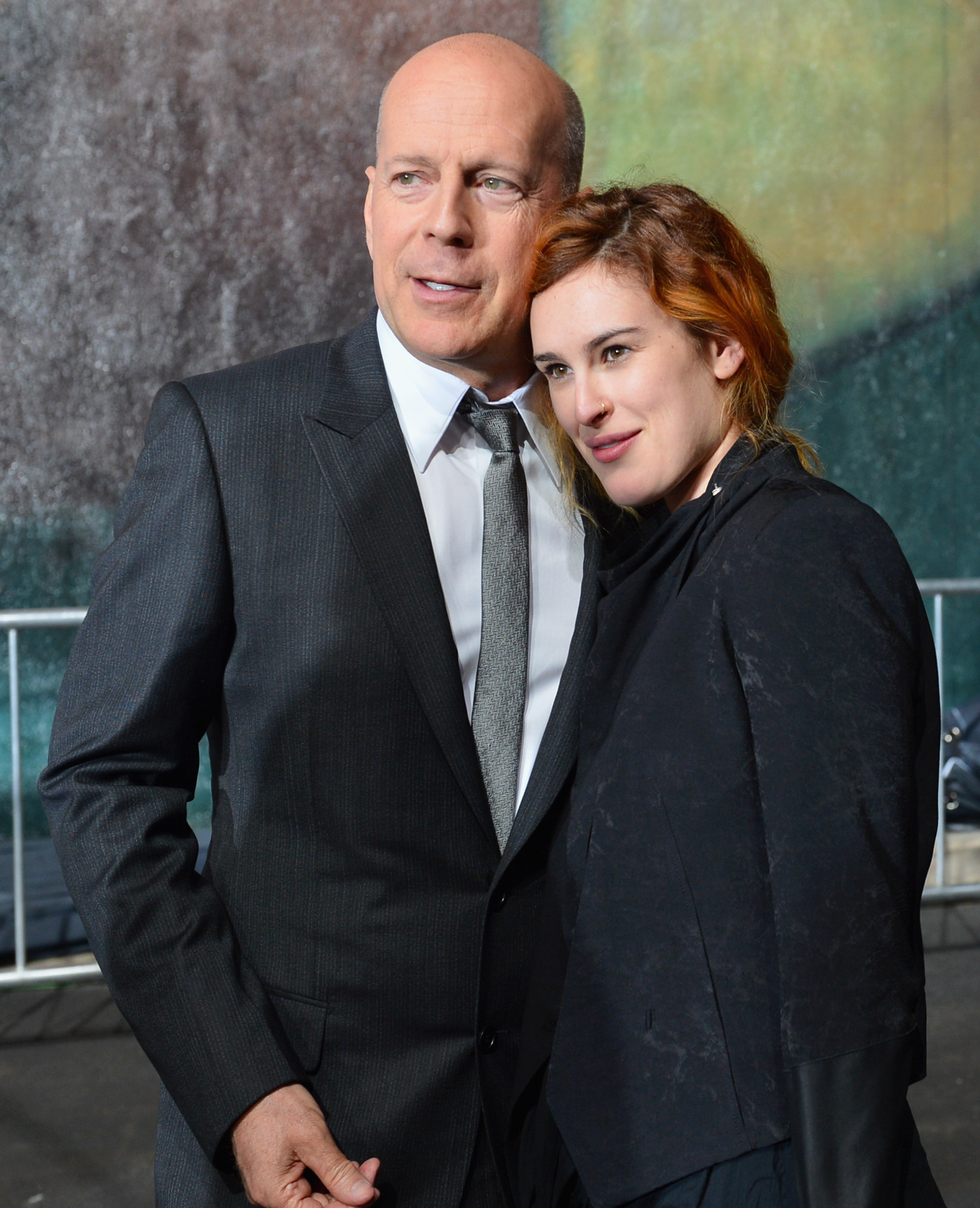 Bruce et Rumer Willis assistent à l'inauguration et au dévoilement d'une nouvelle fresque sonore célébrant les 25 ans de "Die Hard" à Century City, en Californie, le 31 janvier 2013 | Source : Getty Images