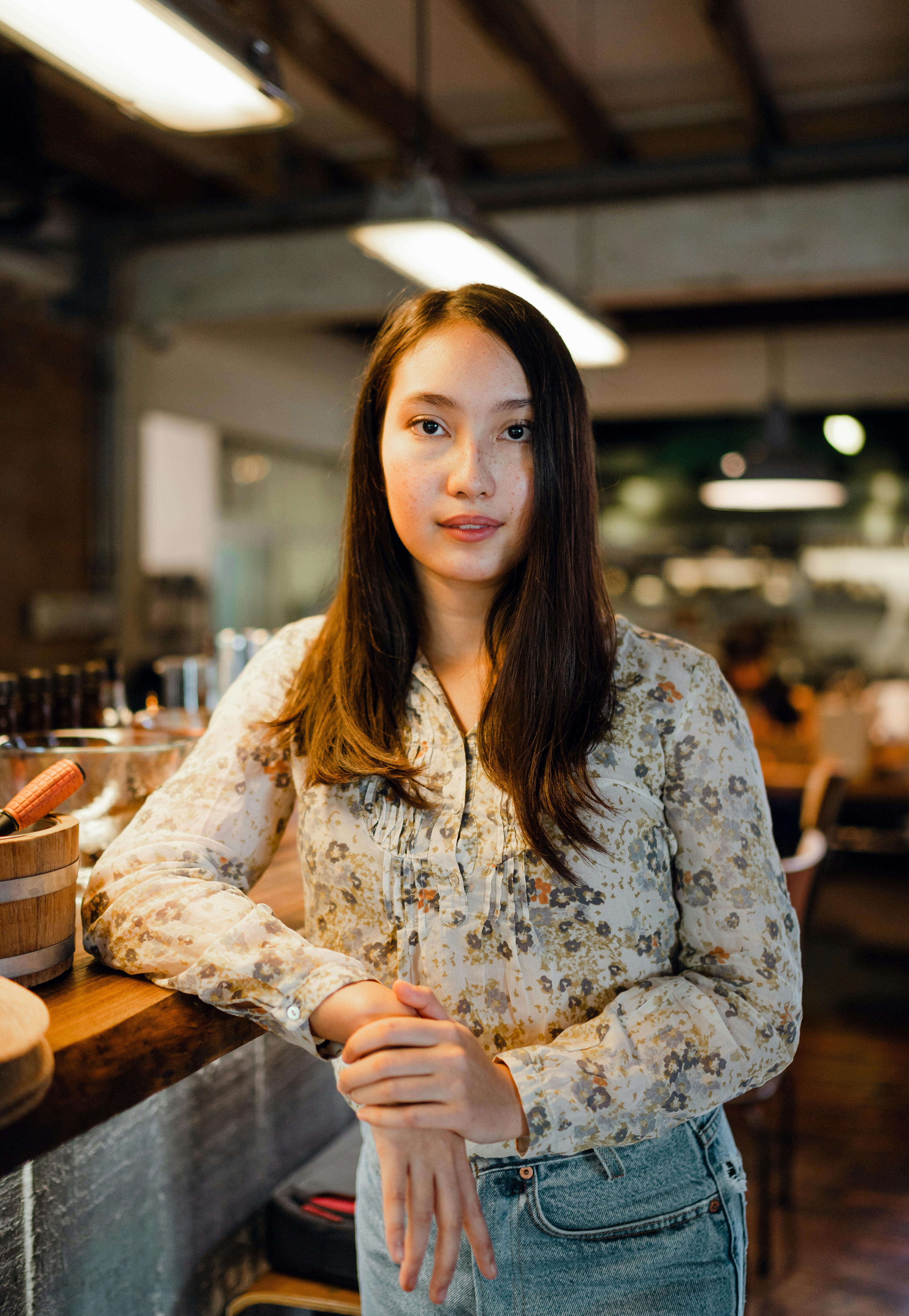 Jeune femme dans un café | Source : Pexels