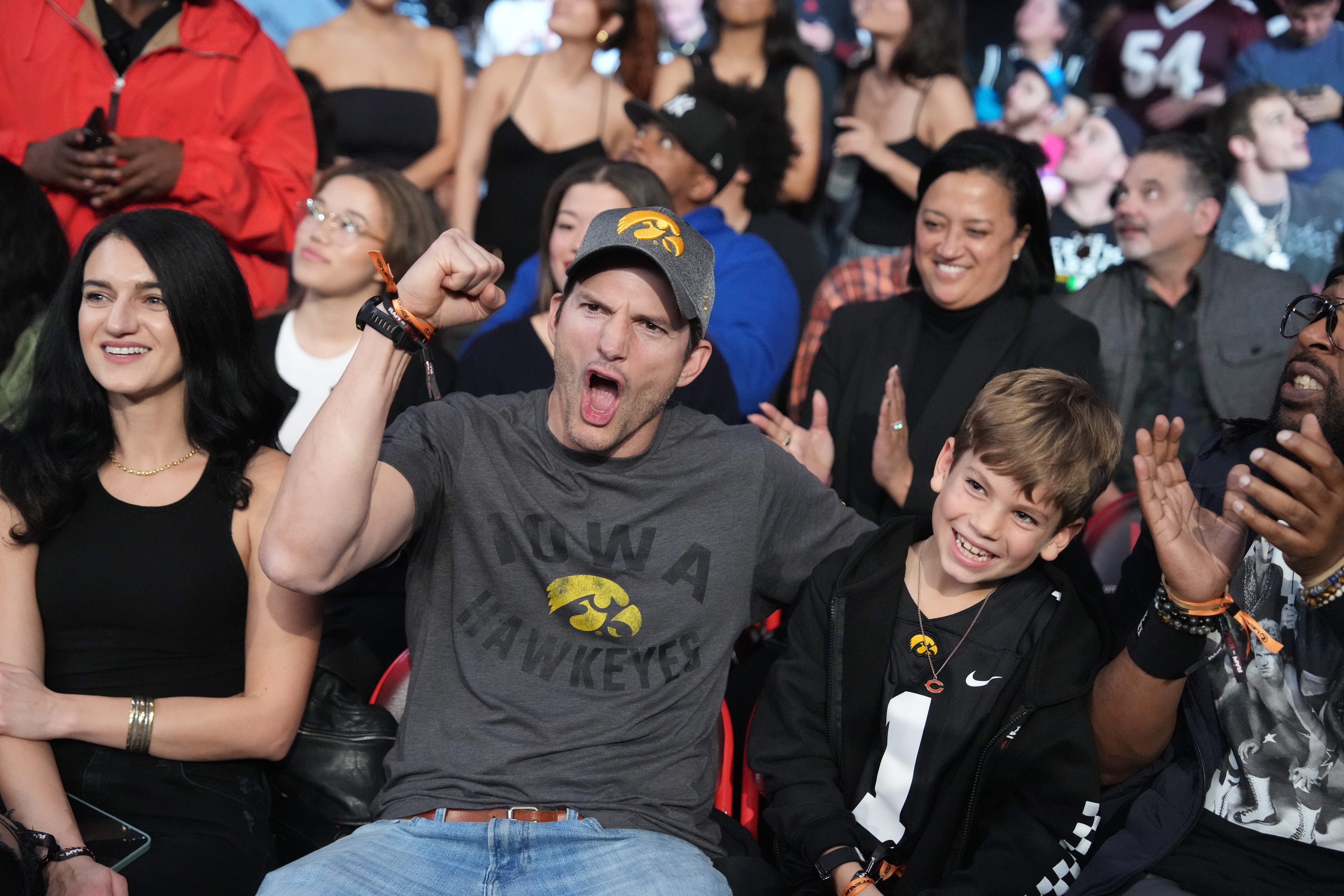 Ashton et Dimitri Kutcher à Monday Night RAW à Inglewood, Californie, le 6 janvier 2025 | Source : Getty Images