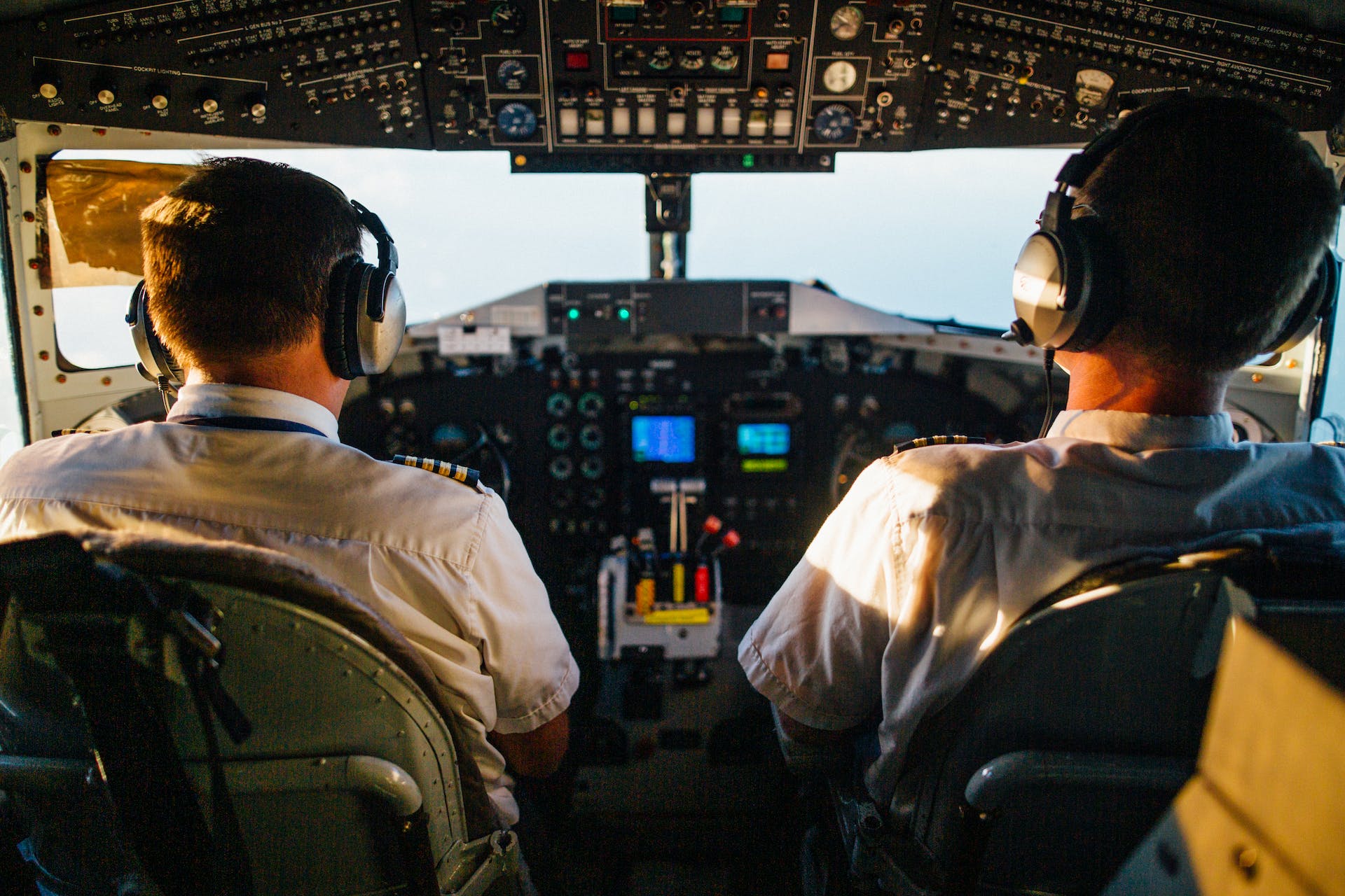 Pilotos en la cabina de un avión | Fuente: Pexels