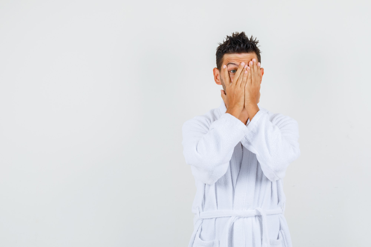 Un homme terrifié dans son peignoir | Source : Freepik
