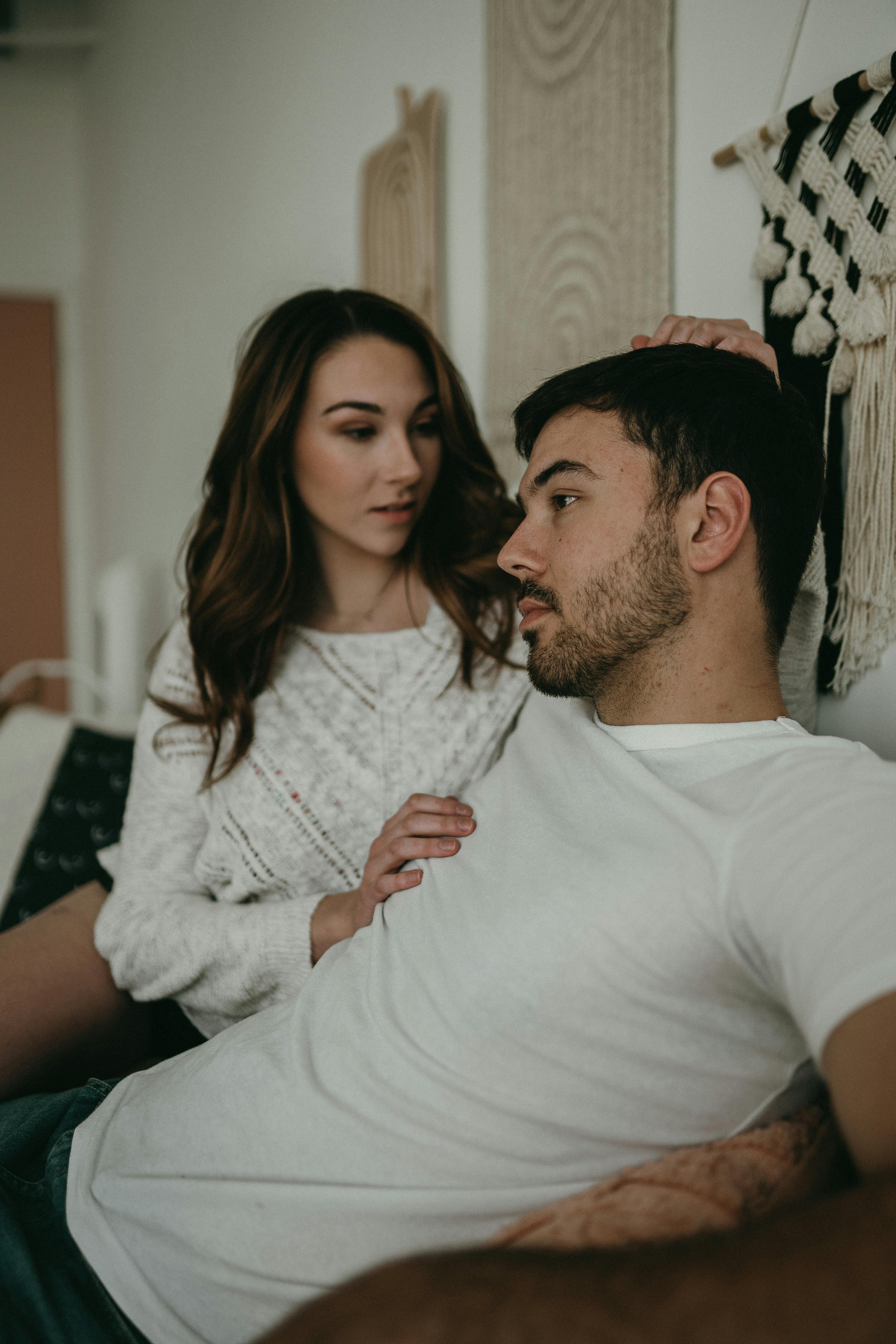 A couple having a serious discussion | Source: Pexels