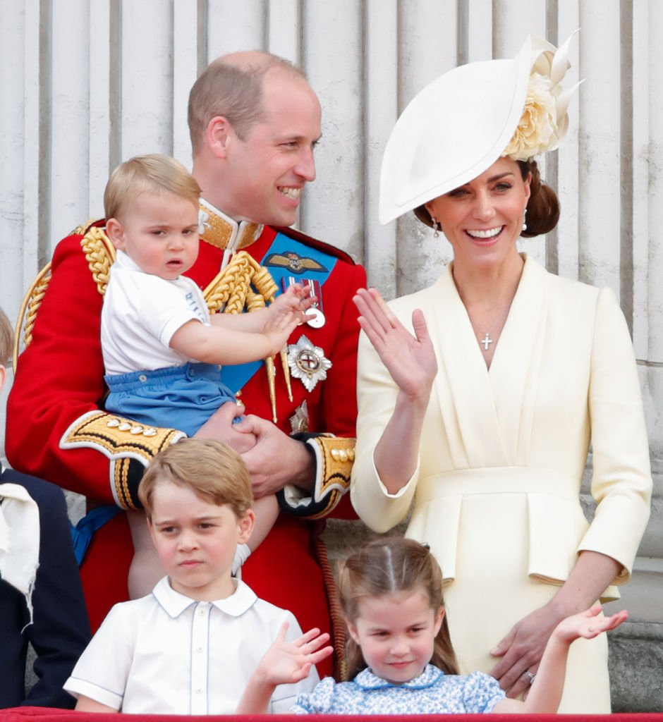 Le prince William, le duc de Cambridge, Catherine, la duchesse de Cambridge, le prince Louis de Cambridge, le prince George de Cambridge et la princesse Charlotte de Cambridge se tiennent sur le balcon du palais de Buckingham pendant Trooping The Colour. | Photo : Getty Images