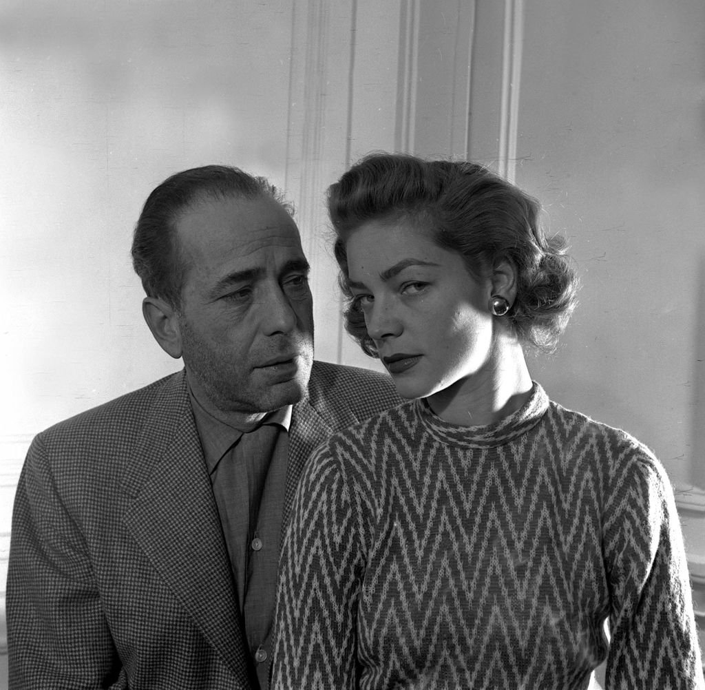 Portrait de l'acteur américain Humphrey Bogart avec sa femme actrice Lauren Bacall au Savoy à Londres, 1951 | Photo : Getty Images