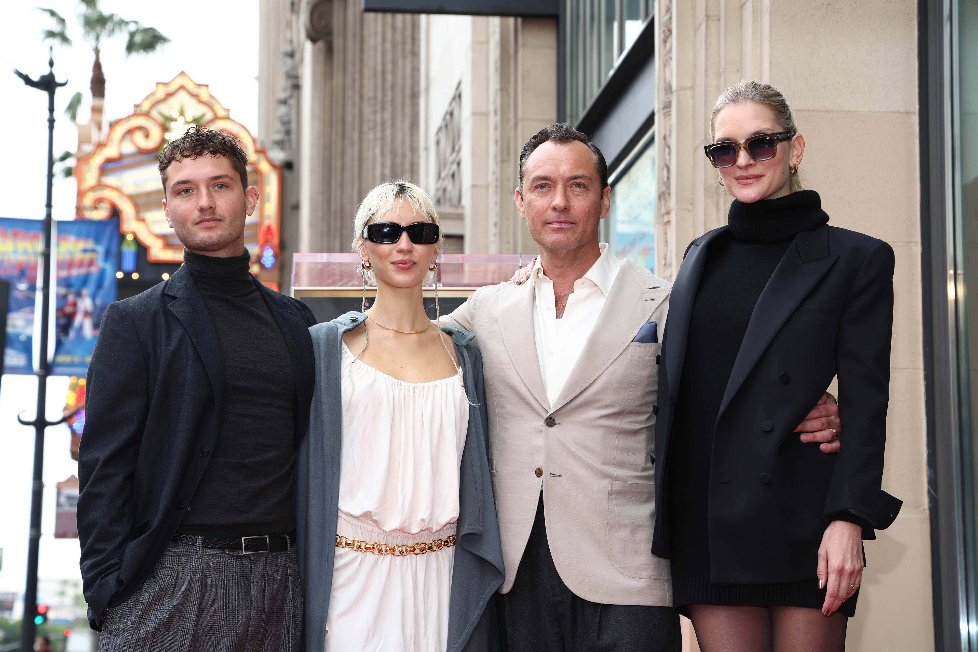 Raff, Iris, Jude Law et Phillipa Coan assistent à la cérémonie de remise de l'étoile de Jude Law sur le Hollywood Walk of Fame, le 12 décembre 2024 | Source : Getty Images