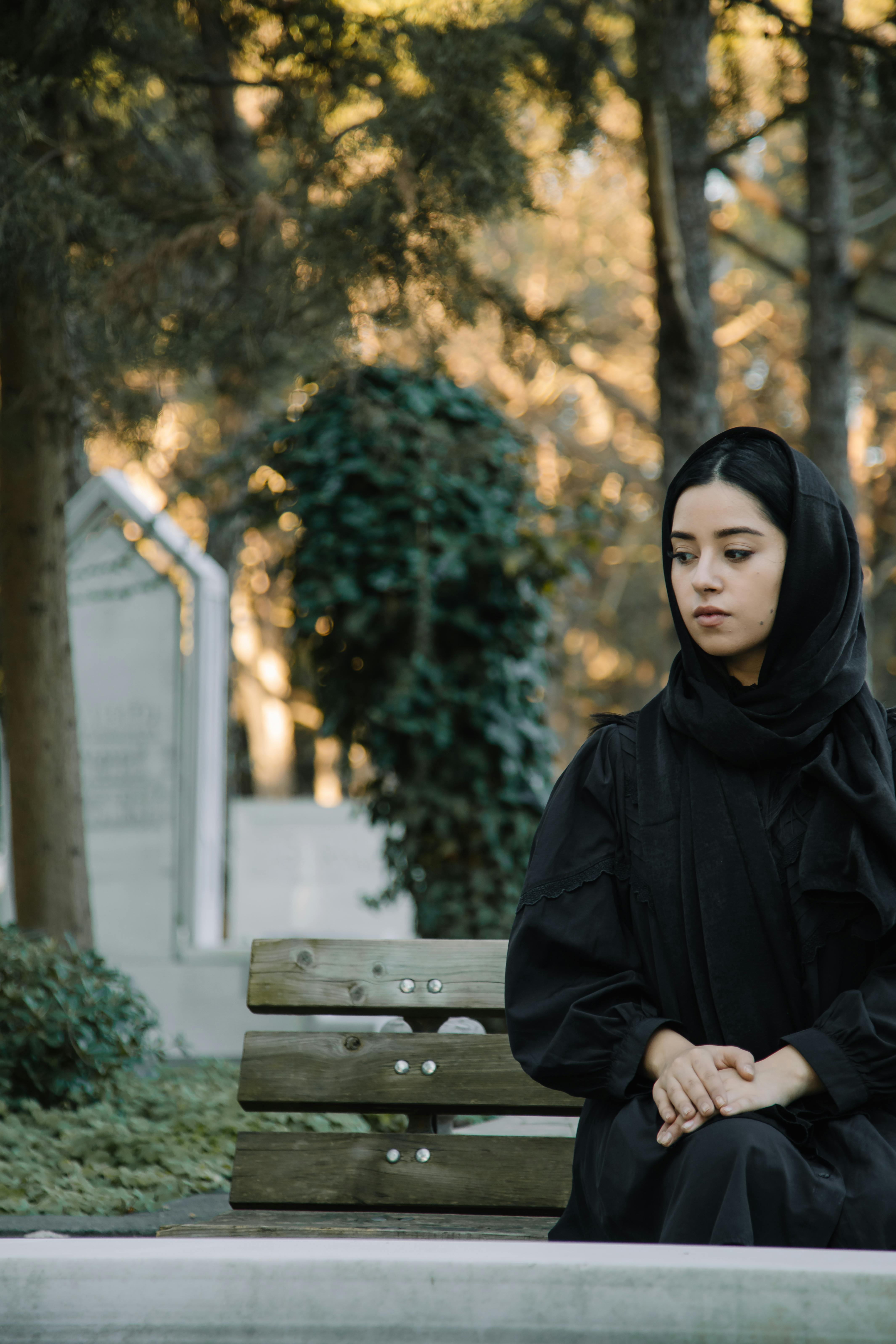 Une jeune femme dans un cimetière | Source : Pexels