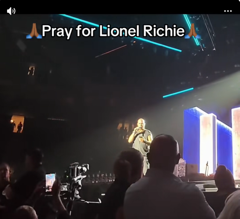 Dino Soldo s'est adressé aux spectateurs de la Grand Casino Arena après que Lionel Richie a quitté la scène, pour leur expliquer que le chanteur se sentait trop mal pour continuer le concert du 25 juin et pour remercier les fans de leur patience et de leur compréhension. | Source : TikTok/ynaffitmocha