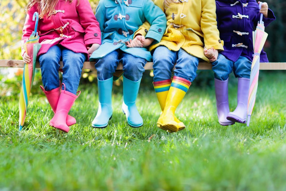 Groupe d'enfants en bottes de pluie. | Photo: Shutterstock