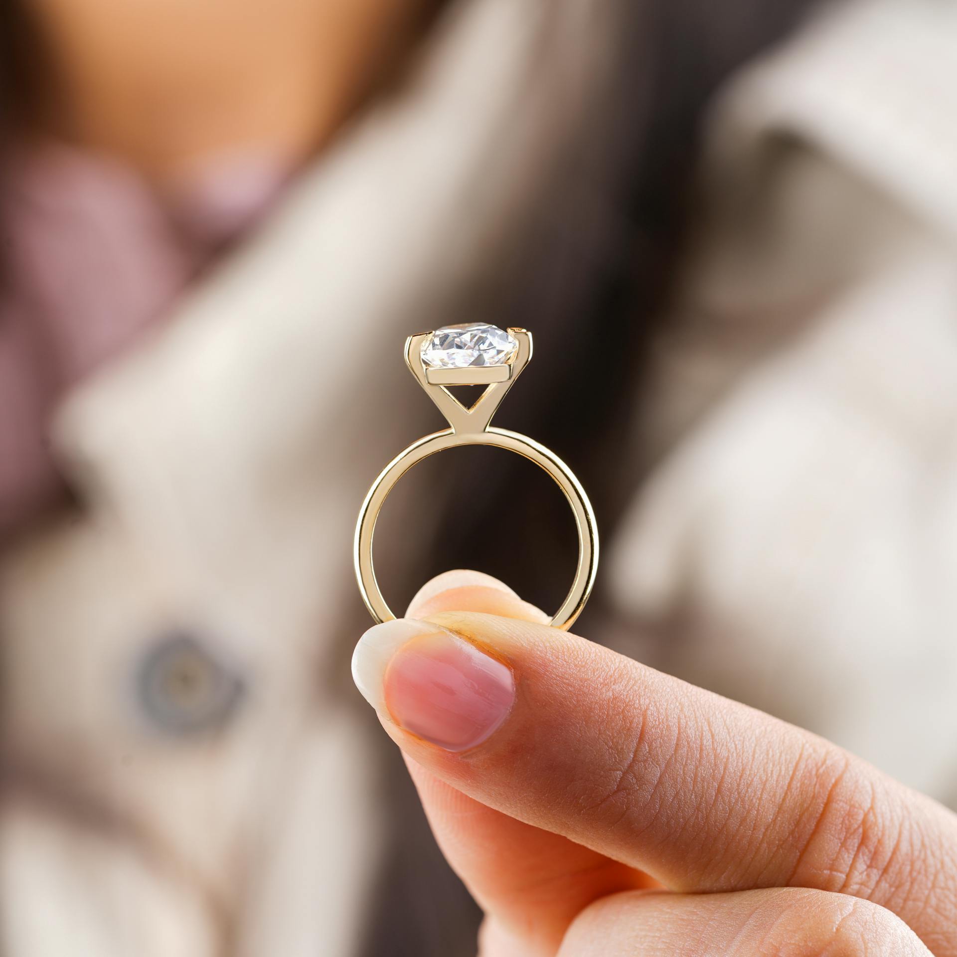 Une femme tenant une bague en diamant | Source : Pexels