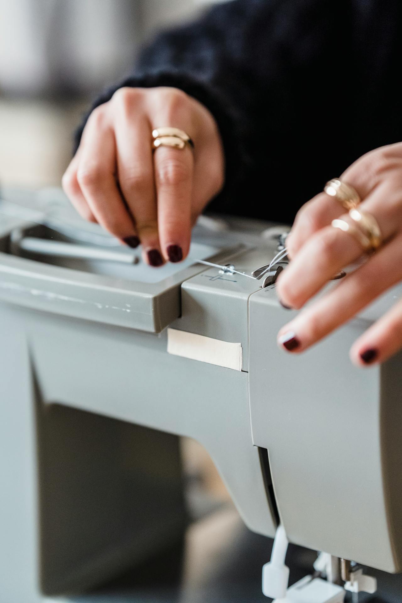 Gros plan d'une femme utilisant une machine à coudre | Source : Pexels