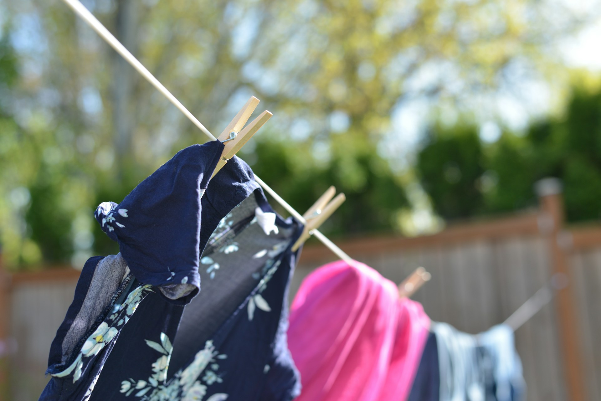 Vêtements suspendus sur une corde à linge | Source : Unsplash