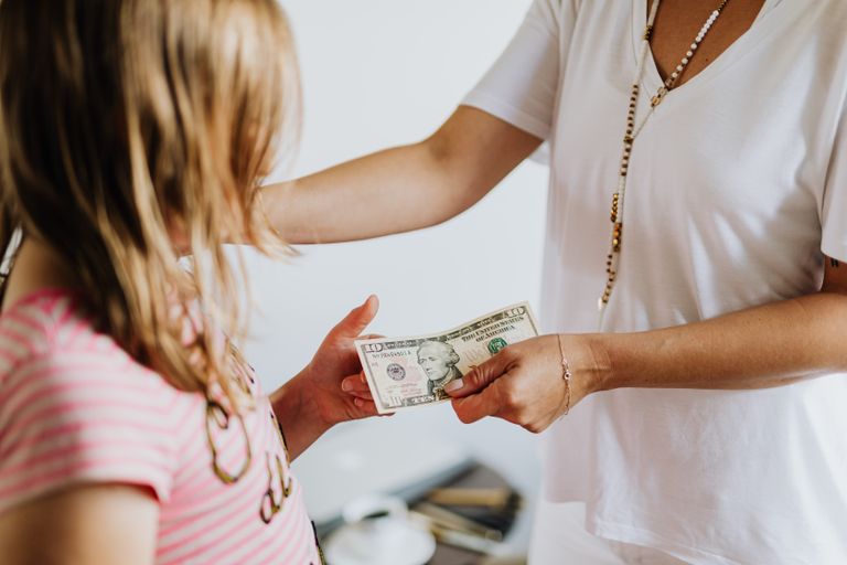 Une personne sur Reddit a affirmé mépriser les parents qui contrôlent l'argent de leurs enfants. | Source : Pexels