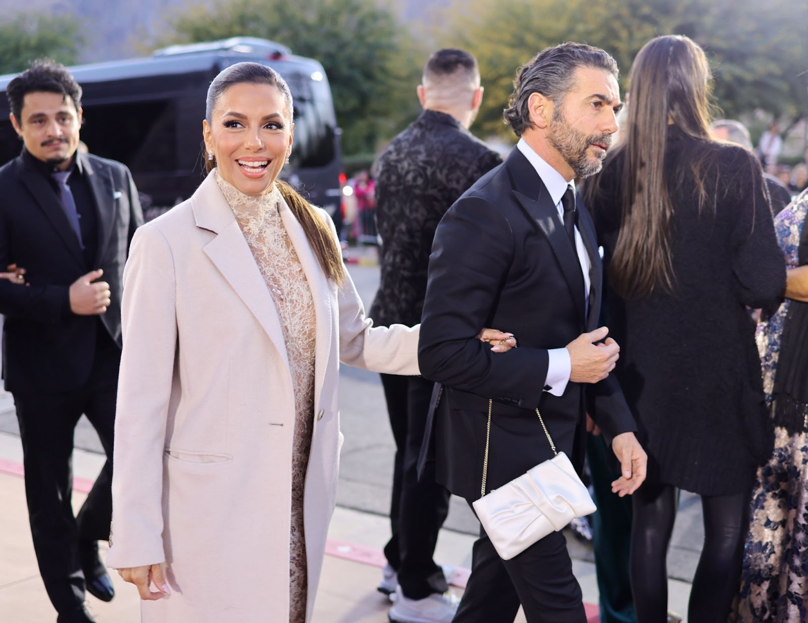 Eva Longoria et José Bastón lors de la 35e cérémonie annuelle des Palm Springs International Film Awards, le 4 janvier 2024, à Palm Springs, en Californie. | Source : Getty Images