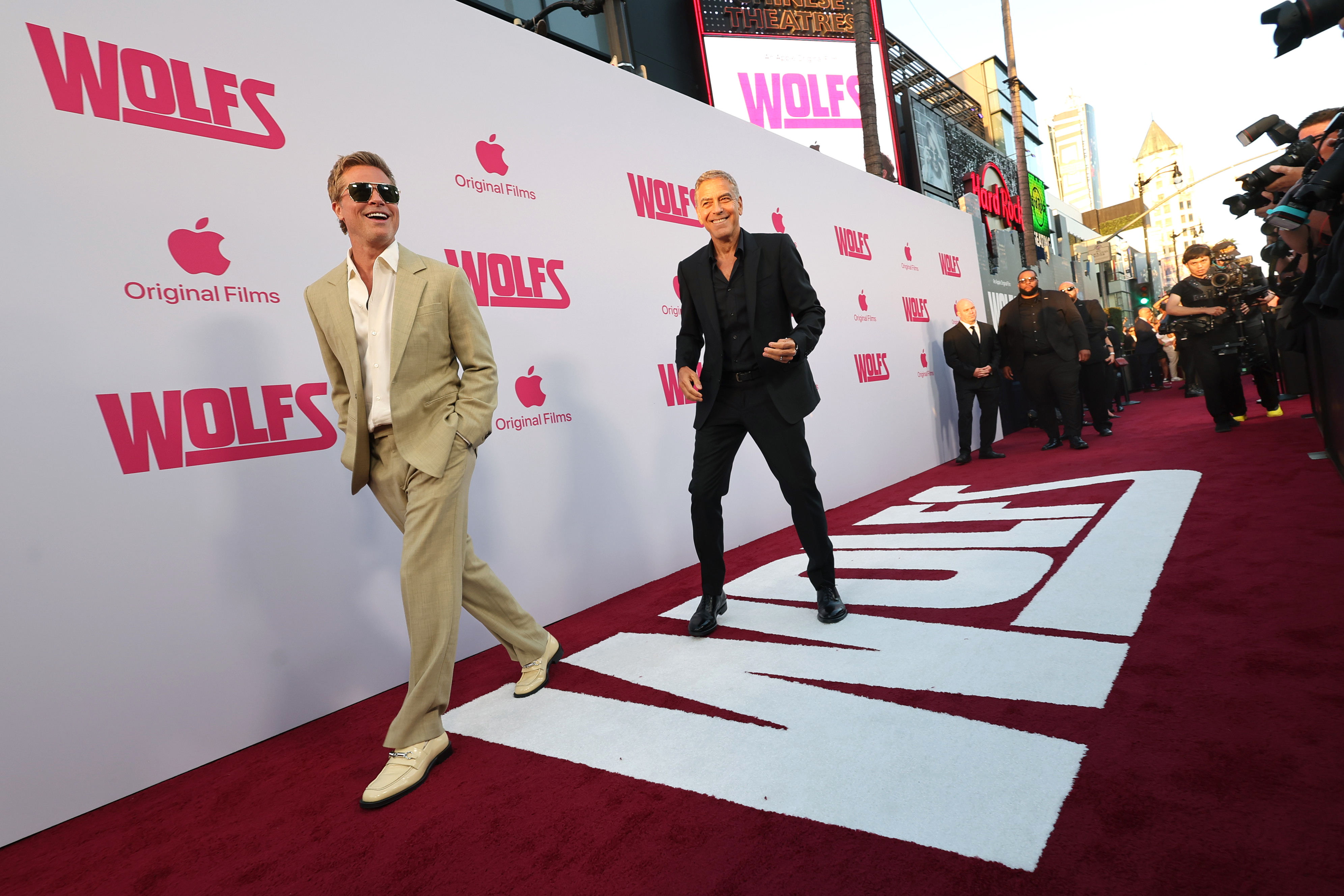 Brad Pitt et George Clooney assistent à la première projection américaine de "Wolfs" par Apple Original Films au TCL Chinese Theatre le 18 septembre 2024 à Hollywood, en Californie.