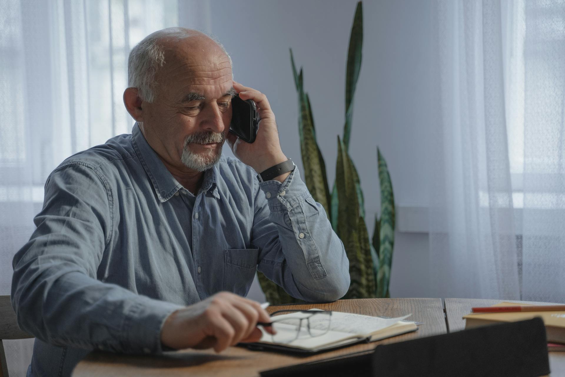 Un homme d'un certain âge qui parle au téléphone | Source : Midjourney