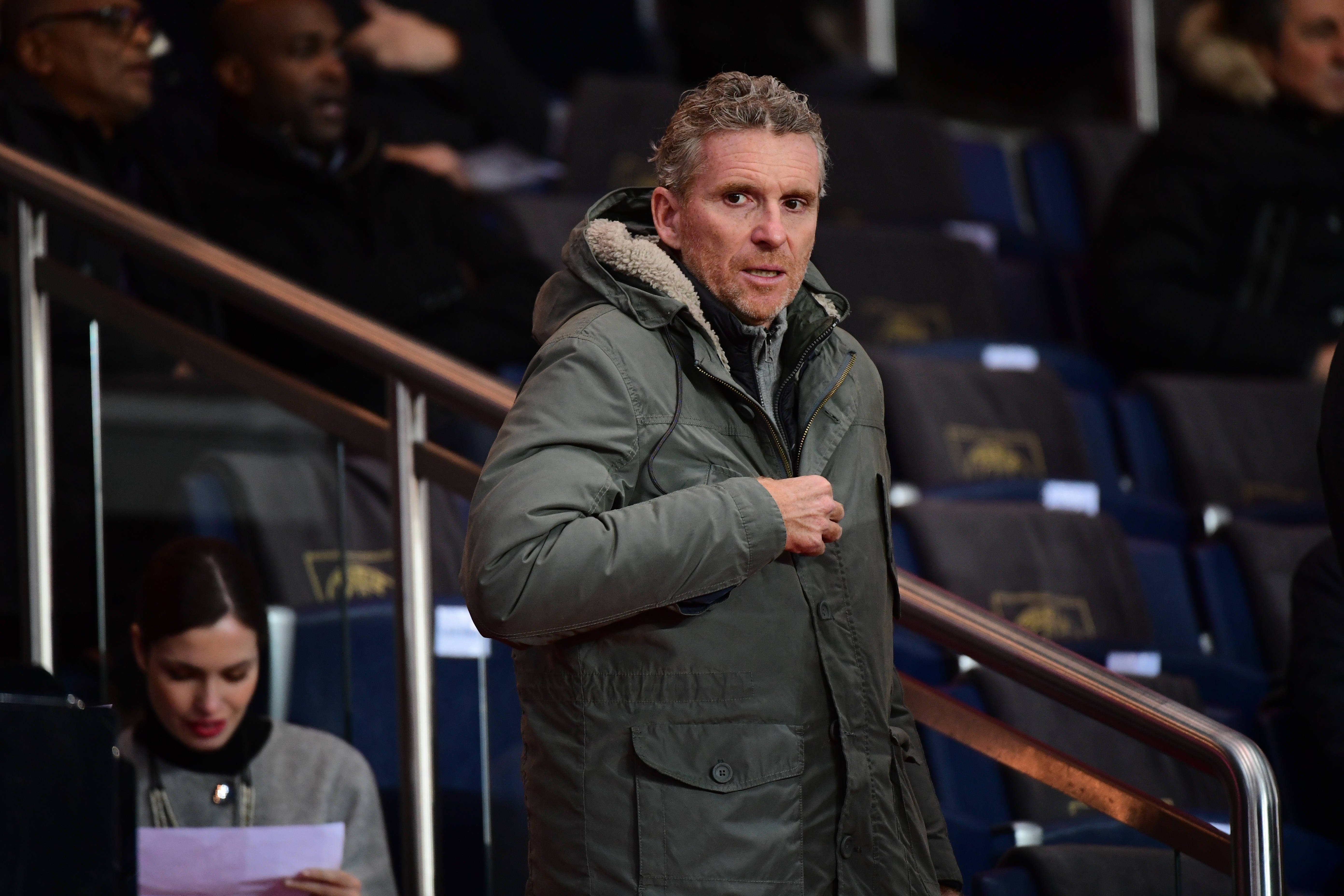 Le présentateur de télévision français Denis Brogniart pendant le match de la Ligue 1 française entre le Paris Saint Germain et Nice au Parc des Princes le 11 décembre 2016 à Paris, France. | Source : Getty Images