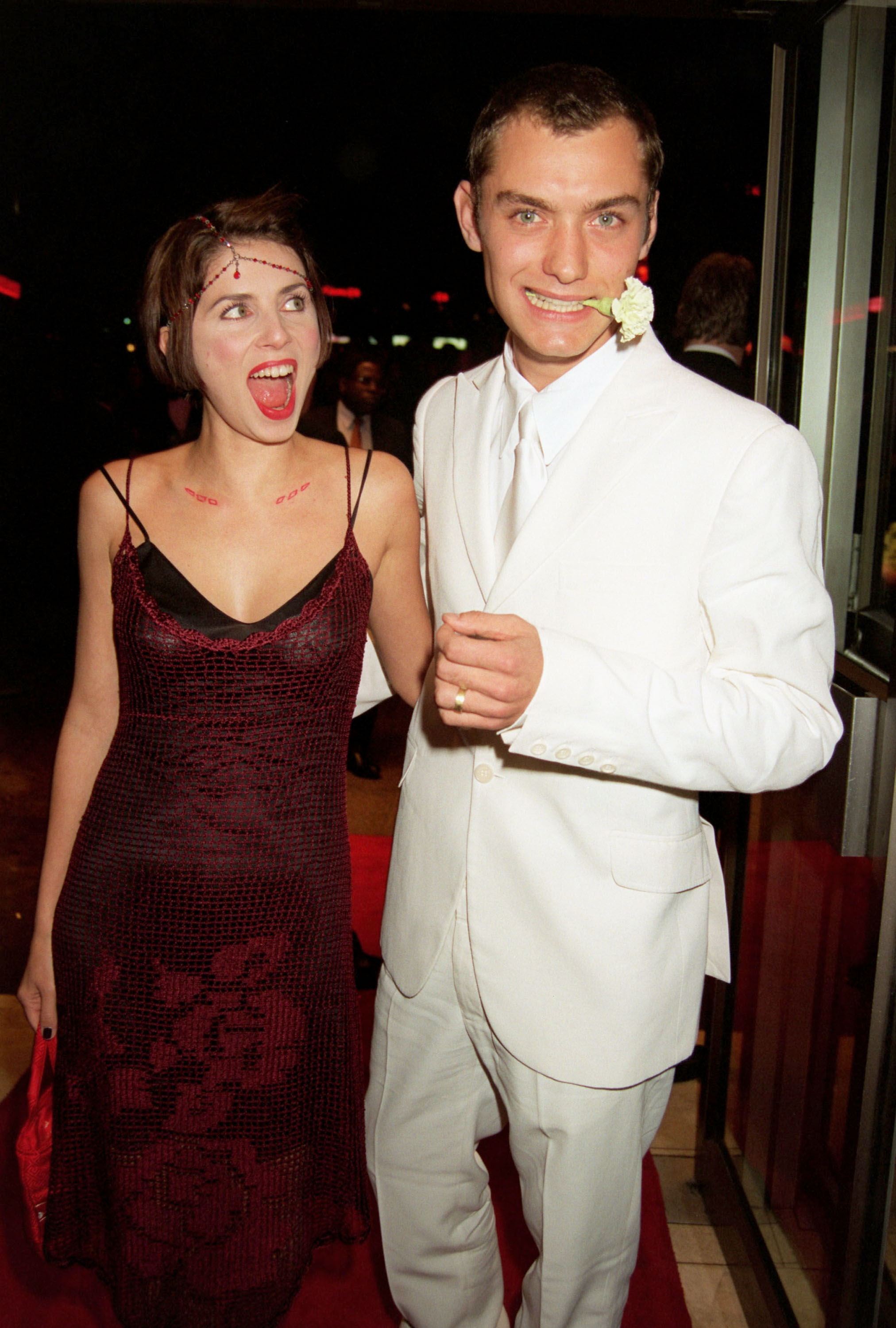 Jude Law et Sadie Frost à la première de charité de 'Wilde' à l'Odeon Leicester Square le 17 octobre 1997 à Londres, Angleterre | Source : Getty Images