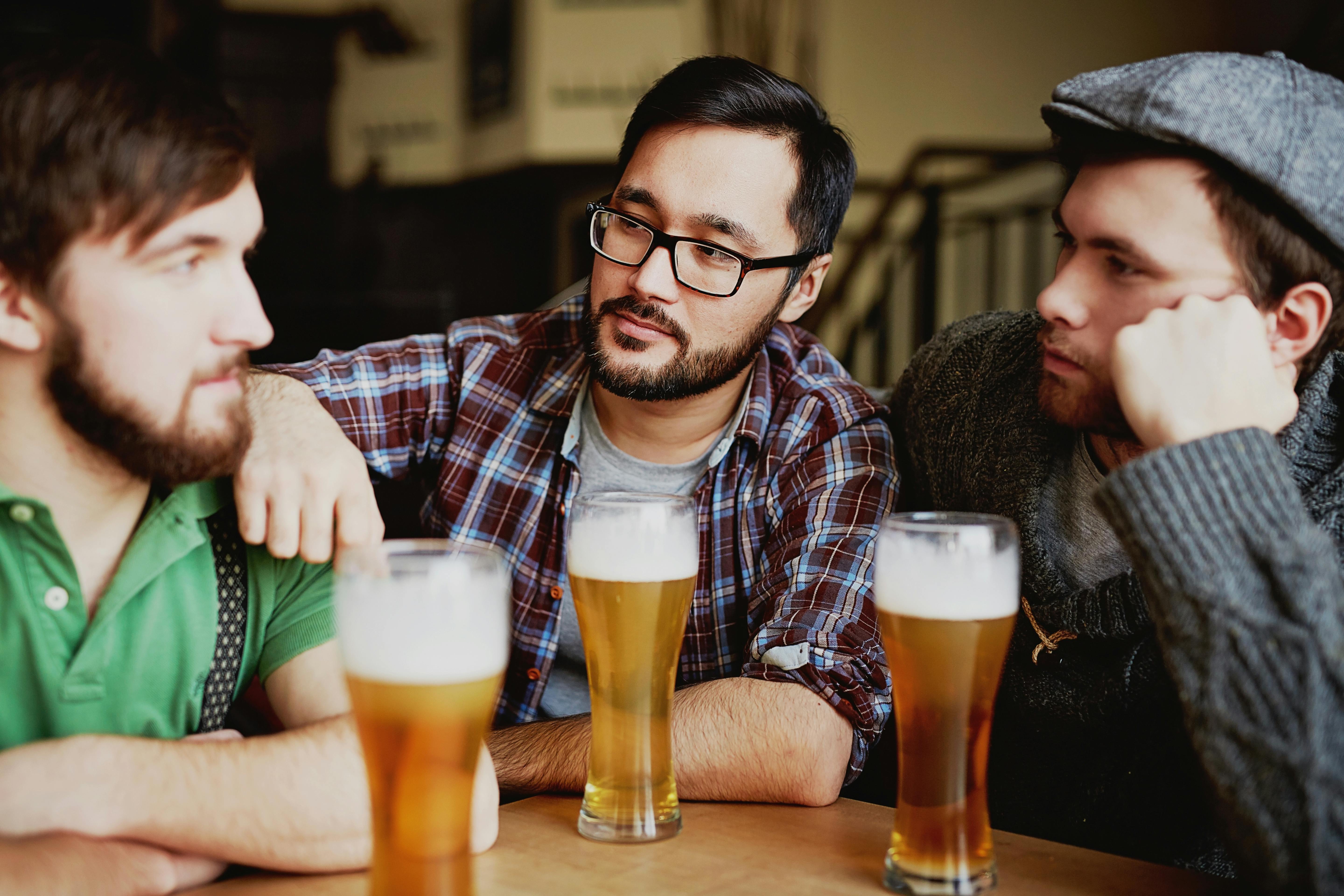 Des hommes discutent pendant une fête | Source : Pexels