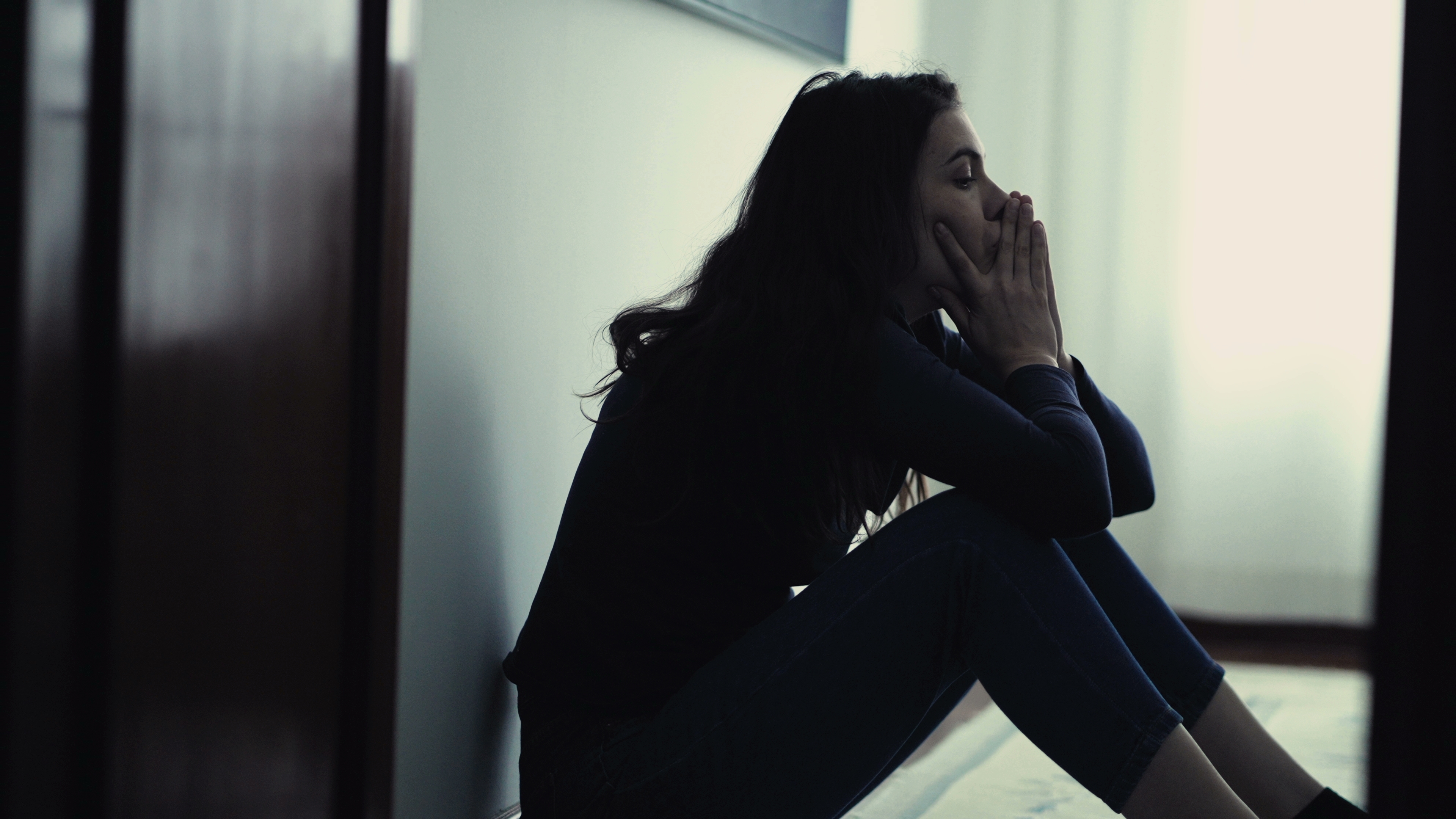 Une jeune femme déprimée assise seule | Source : Shutterstock