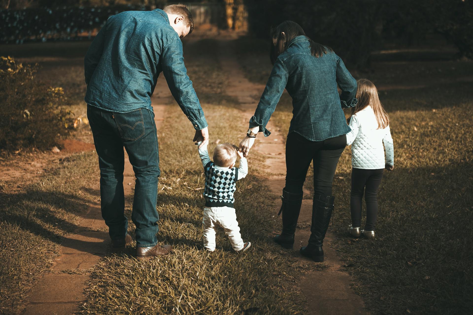 Un couple se promenant avec ses enfants | Source : Pexels