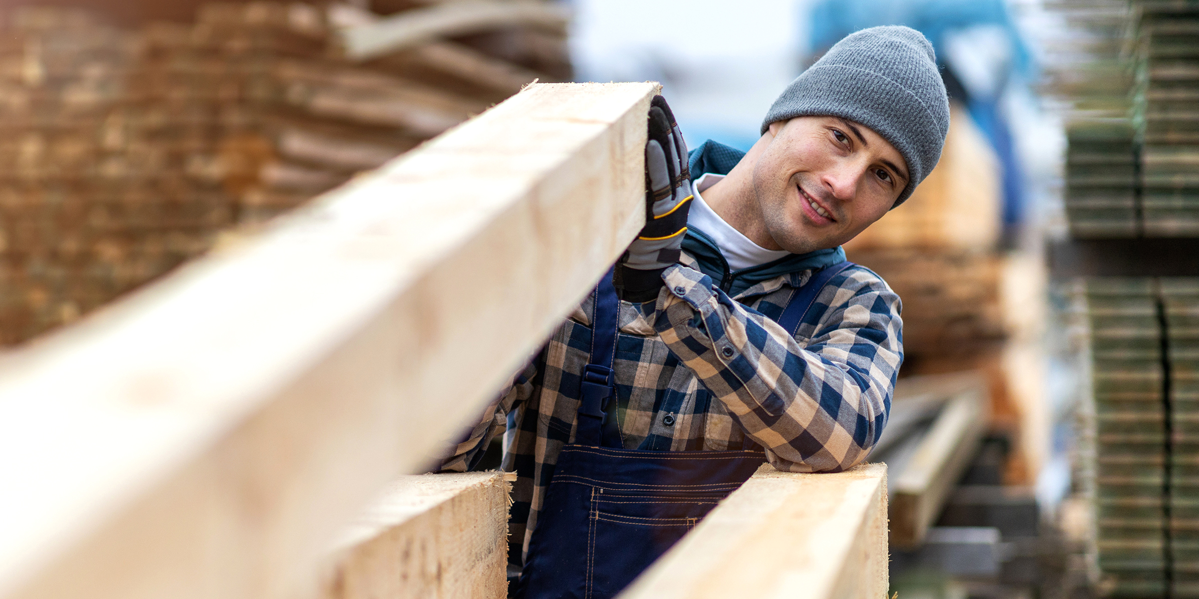 Un homme travaillant sur un chantier de construction | Source : Shutterstock