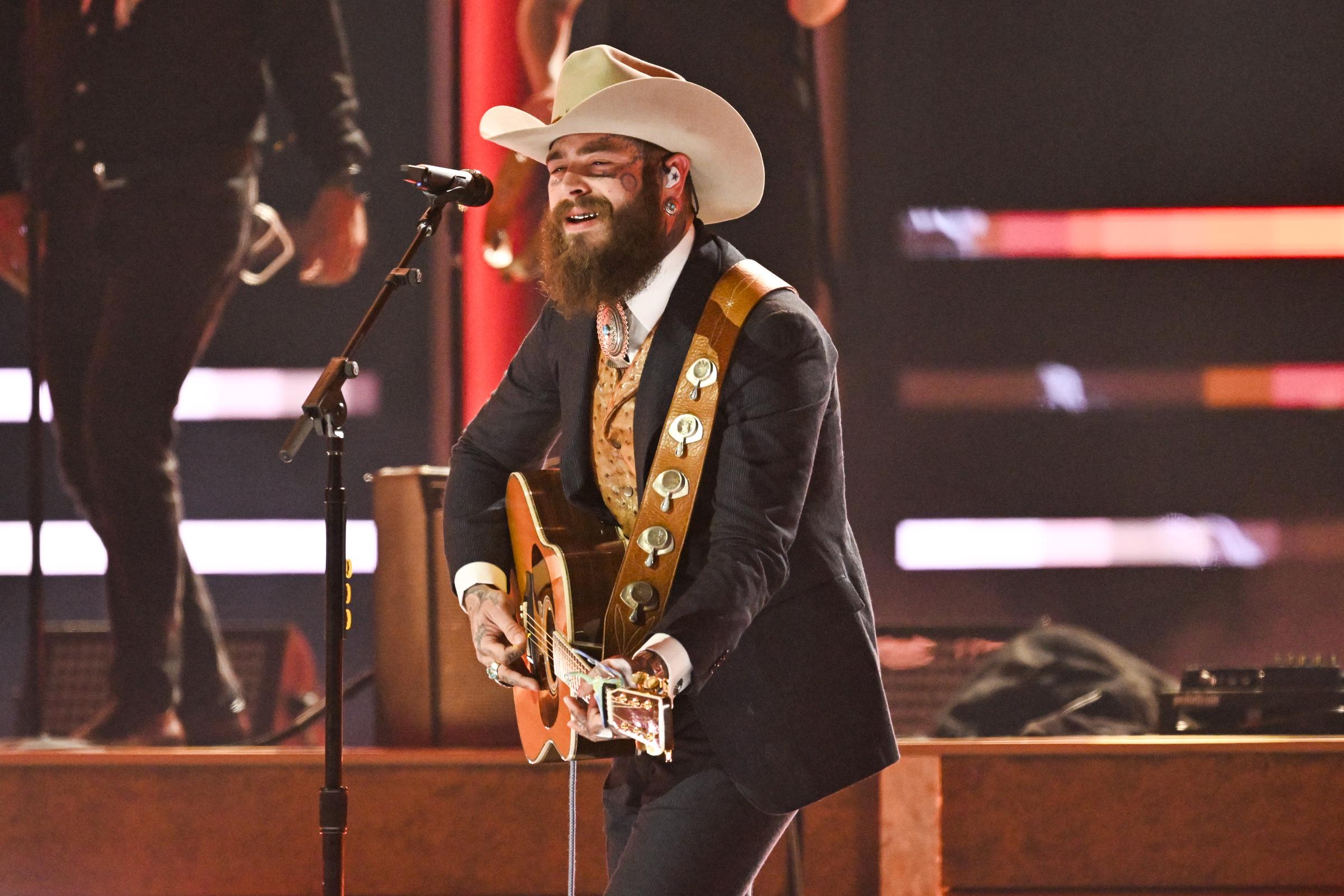 Post Malone se produit sur scène lors de la 58e édition des CMA Awards à la Bridgestone Arena le 20 novembre 2024 à Nashville, Tennessee | Source : Getty Images