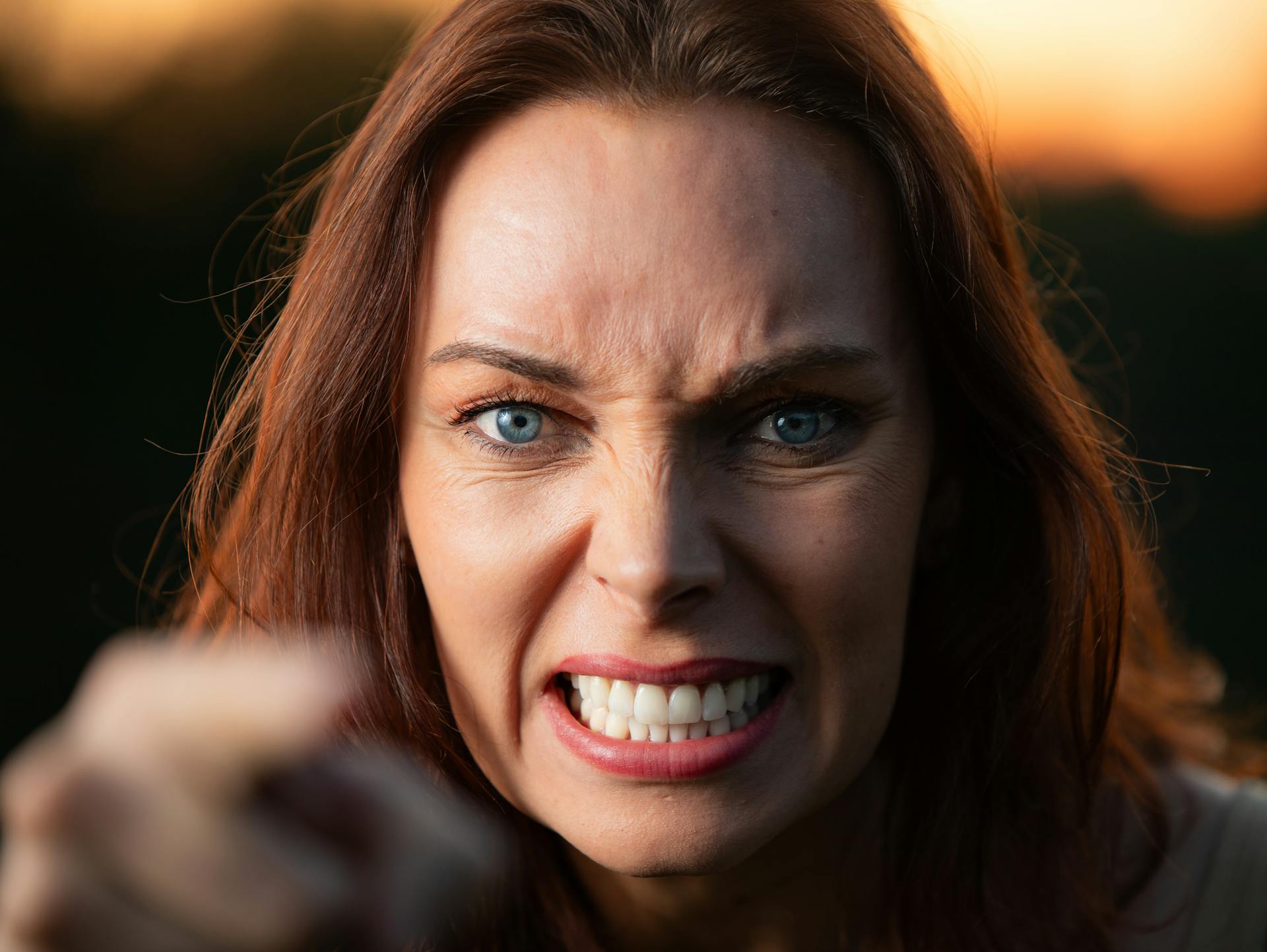 Une femme s'adressant avec colère à quelqu'un | Source : Pexels
