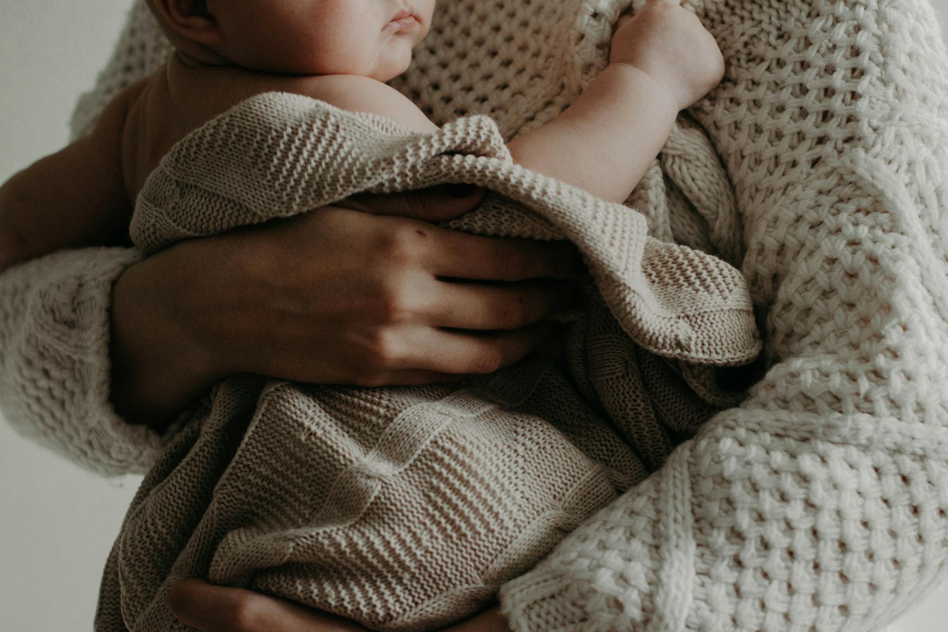 Personne tenant un bébé | Source : Pexels