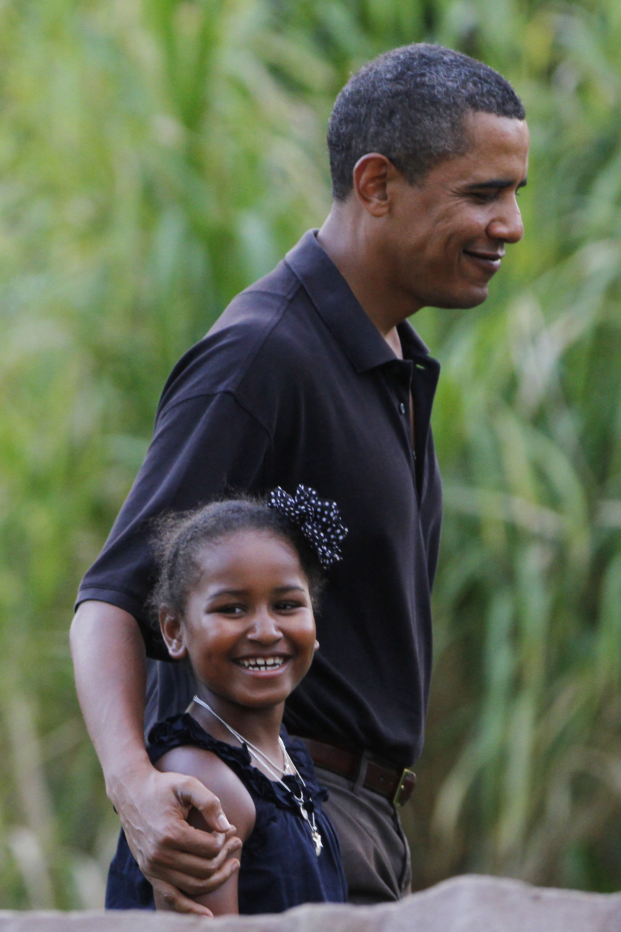 Barack et Sasha Obama se promènent dans un zoo à Honolulu, Hawaï, le 3 janvier 2009. | Source : Getty Images