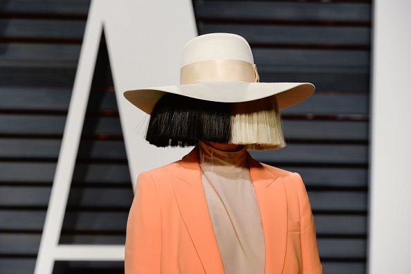 La chanteuse Sia participe à la soirée des Oscars 2017 de Vanity Fair. | Photo : Getty Images.
