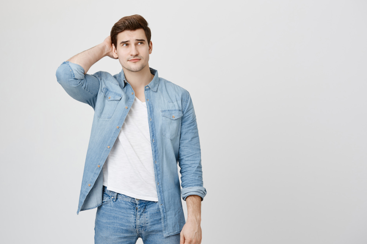 Un homme perplexe | Source : Freepik