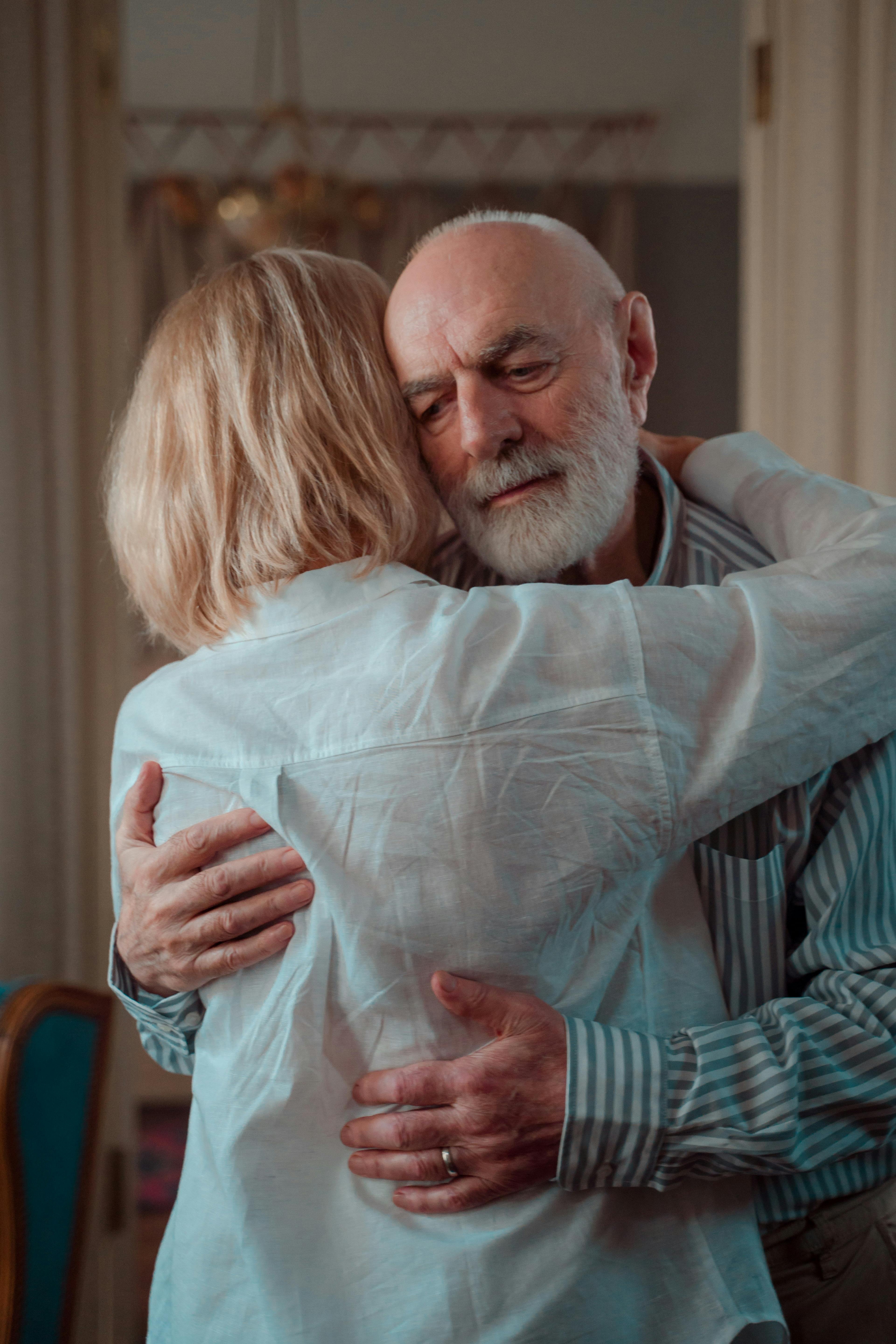 Un homme âgé serrant sa fille dans ses bras | Source : Pexels
