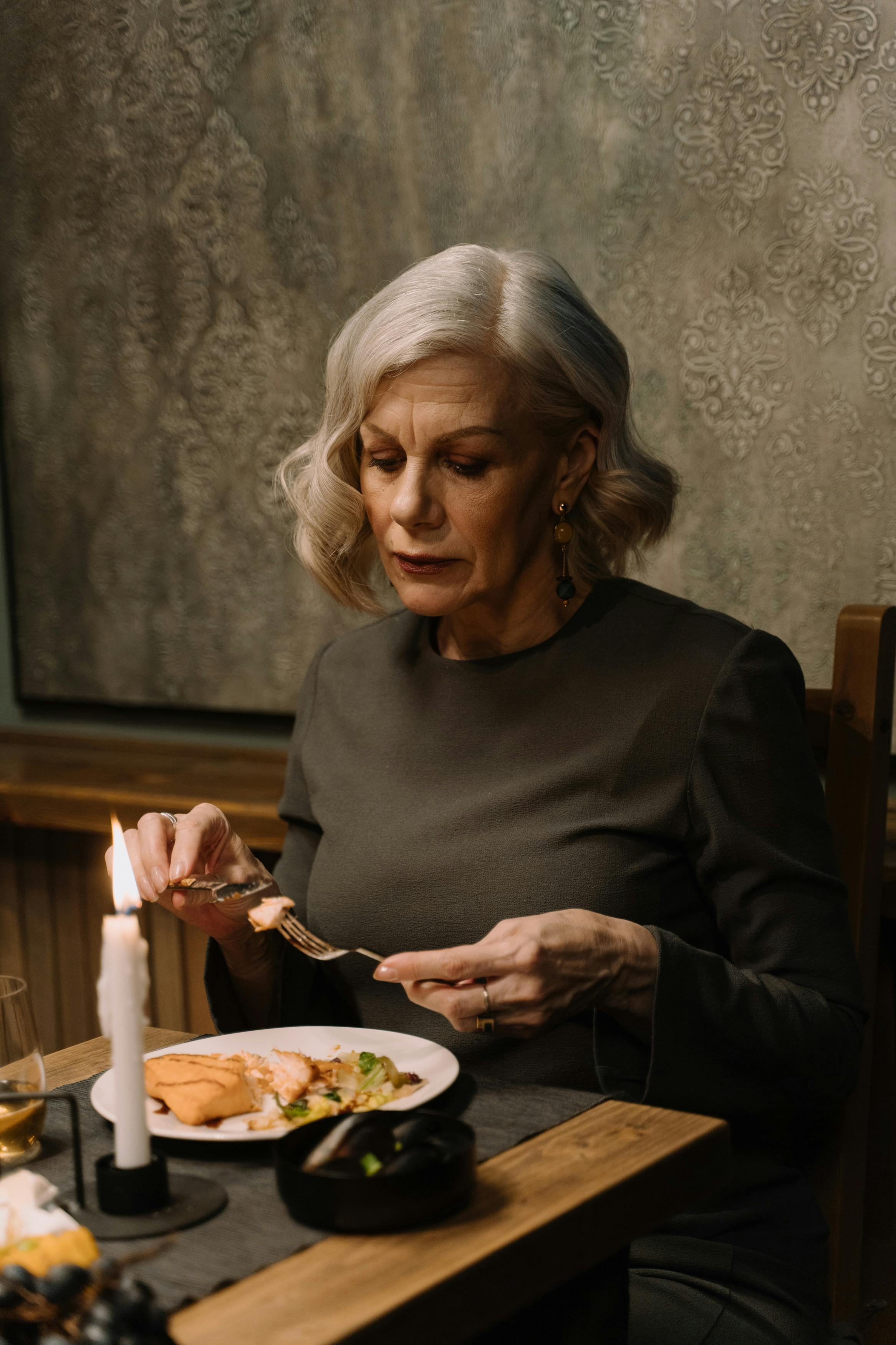Une femme âgée occupée à manger | Source : Pexels