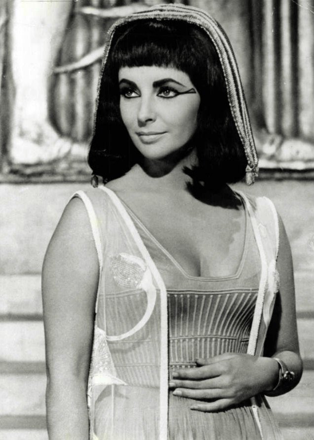 A portrait of Elizabeth Taylor as Cleopatra in the movie "Cleopatra" taken during 1963. | Source : Wikimedia Commons